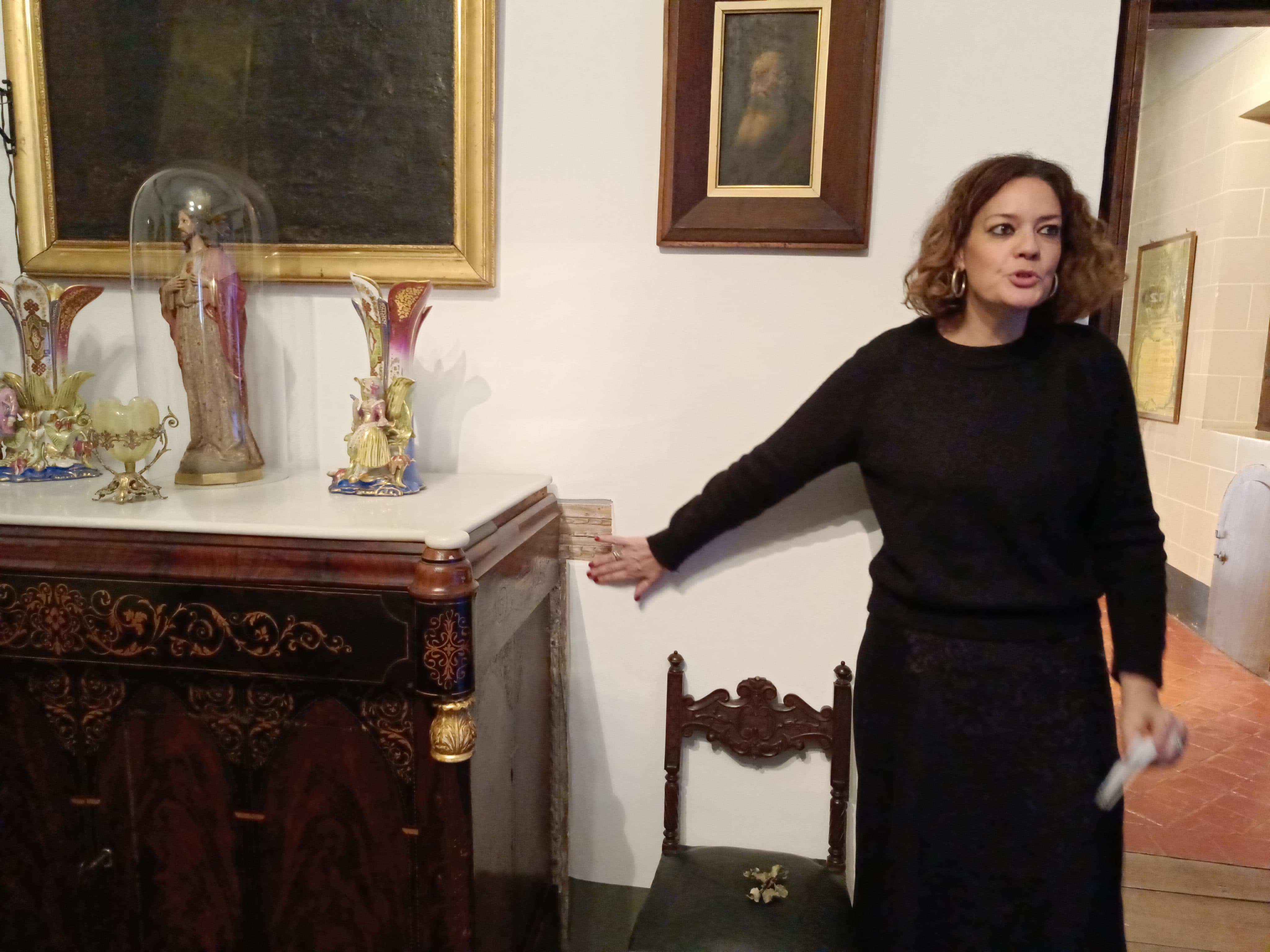 Casabella mostra el petit armari secret descobert en una paret. // M. P.