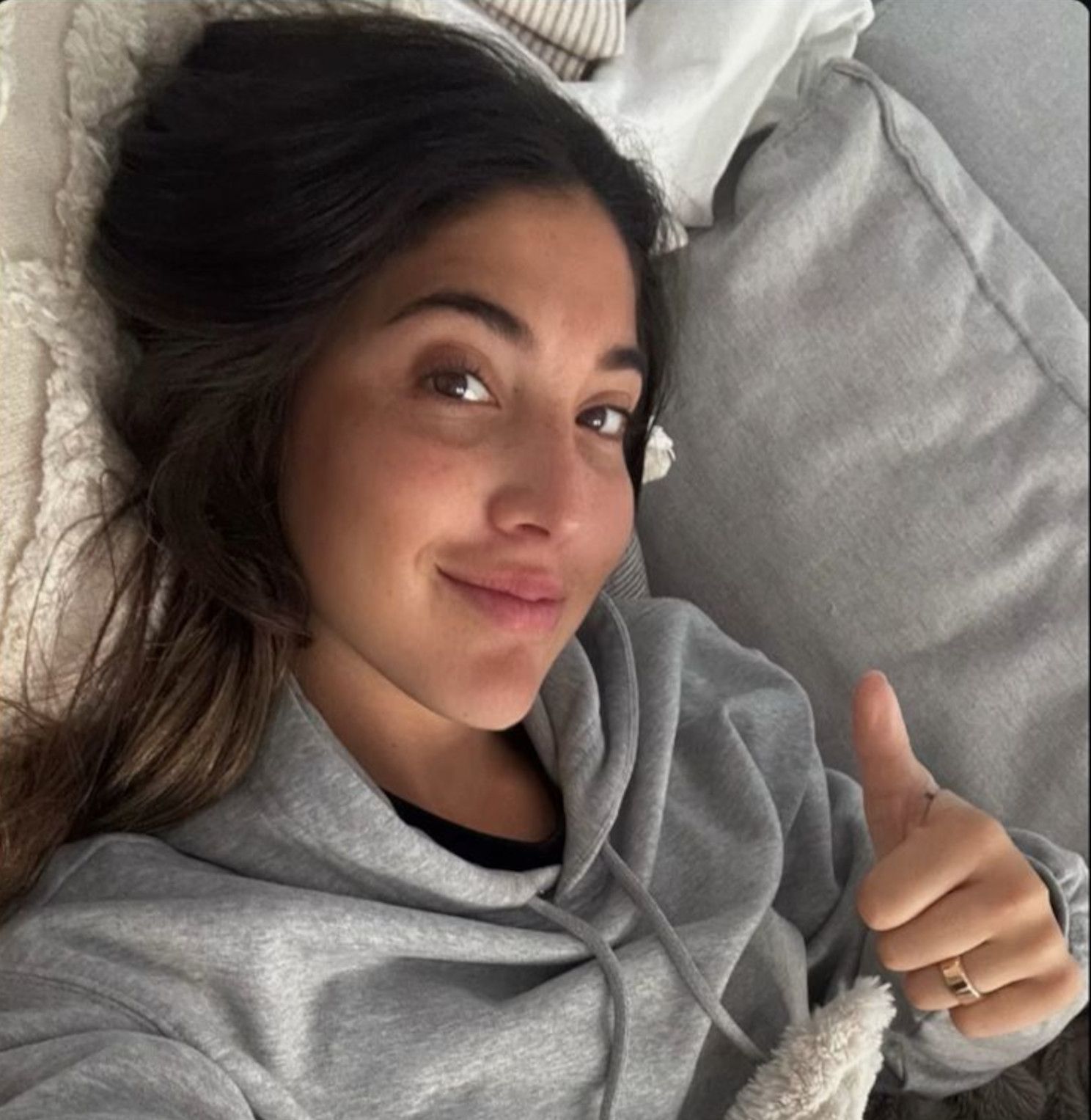 Cande Moreno, saluda un cop operada.