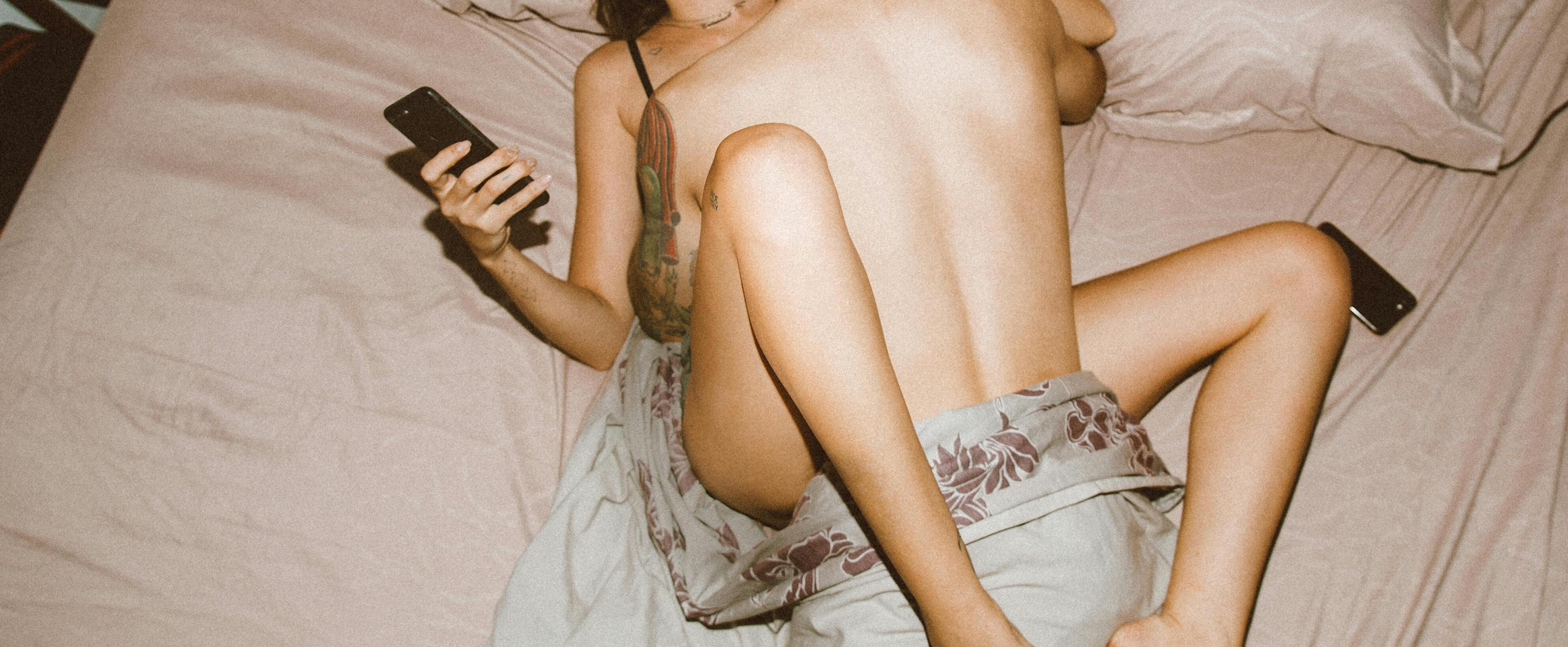 Una parella jove mantenint relacions.