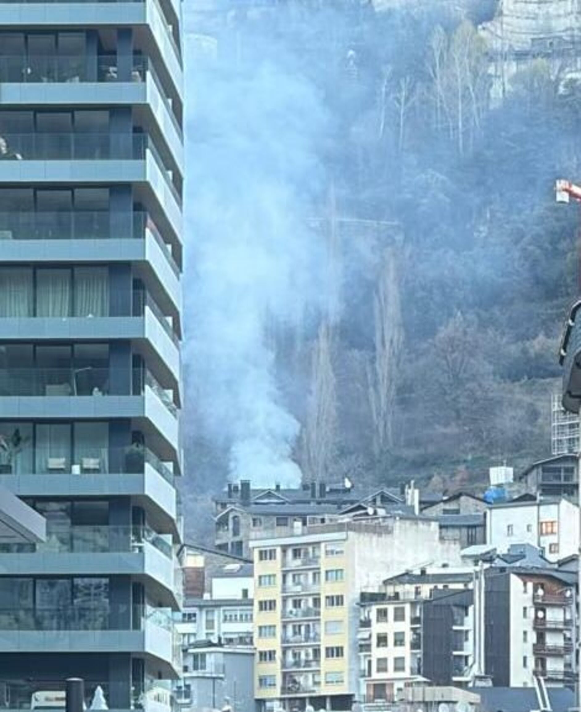 La columna de fum vista des de l'avinguda Carlemany.