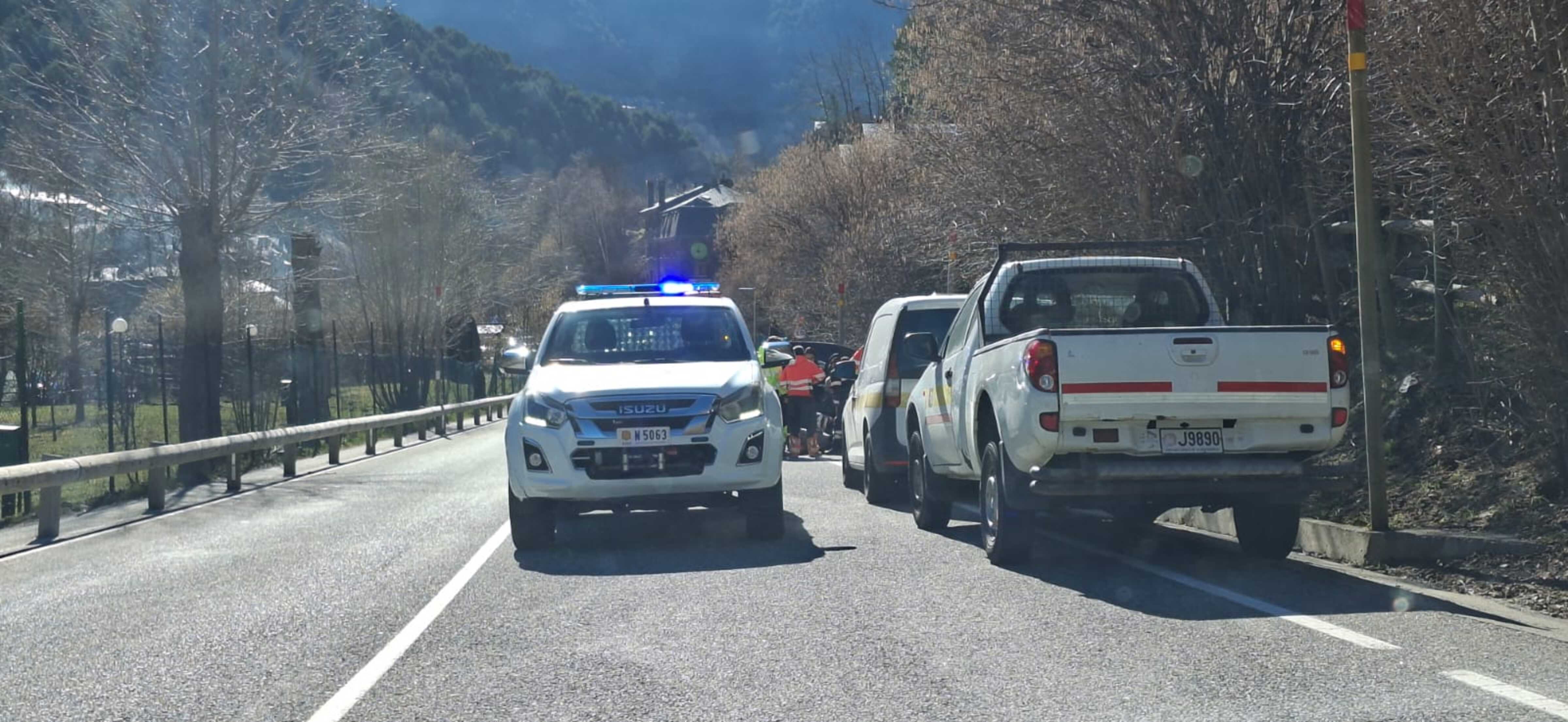 Agents de circulació en el punt de l'accident, a Ansalonga.