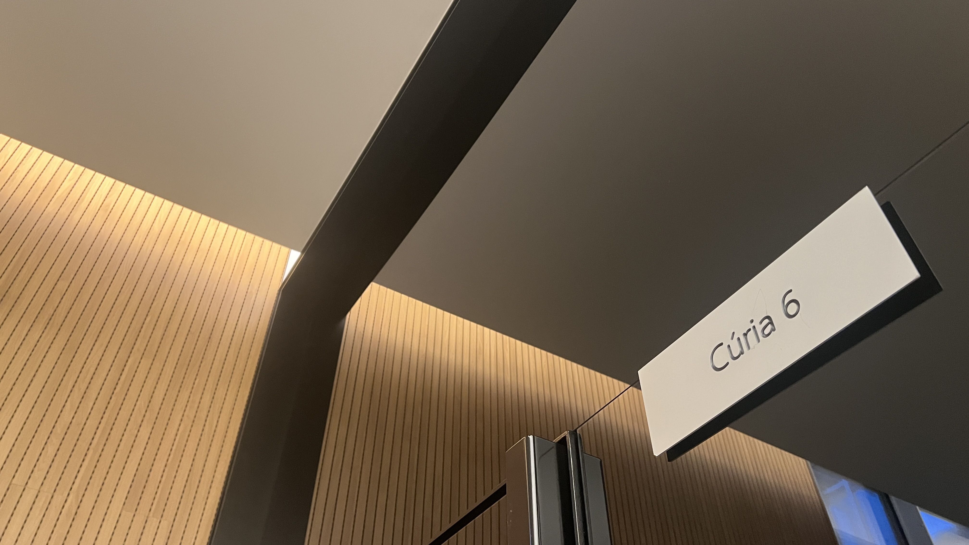 La sentència s'ha notificat aquest migdia a la sala de Cúria 6 de la Seu de la Justícia, la reservada per al Tribunal de Corts.