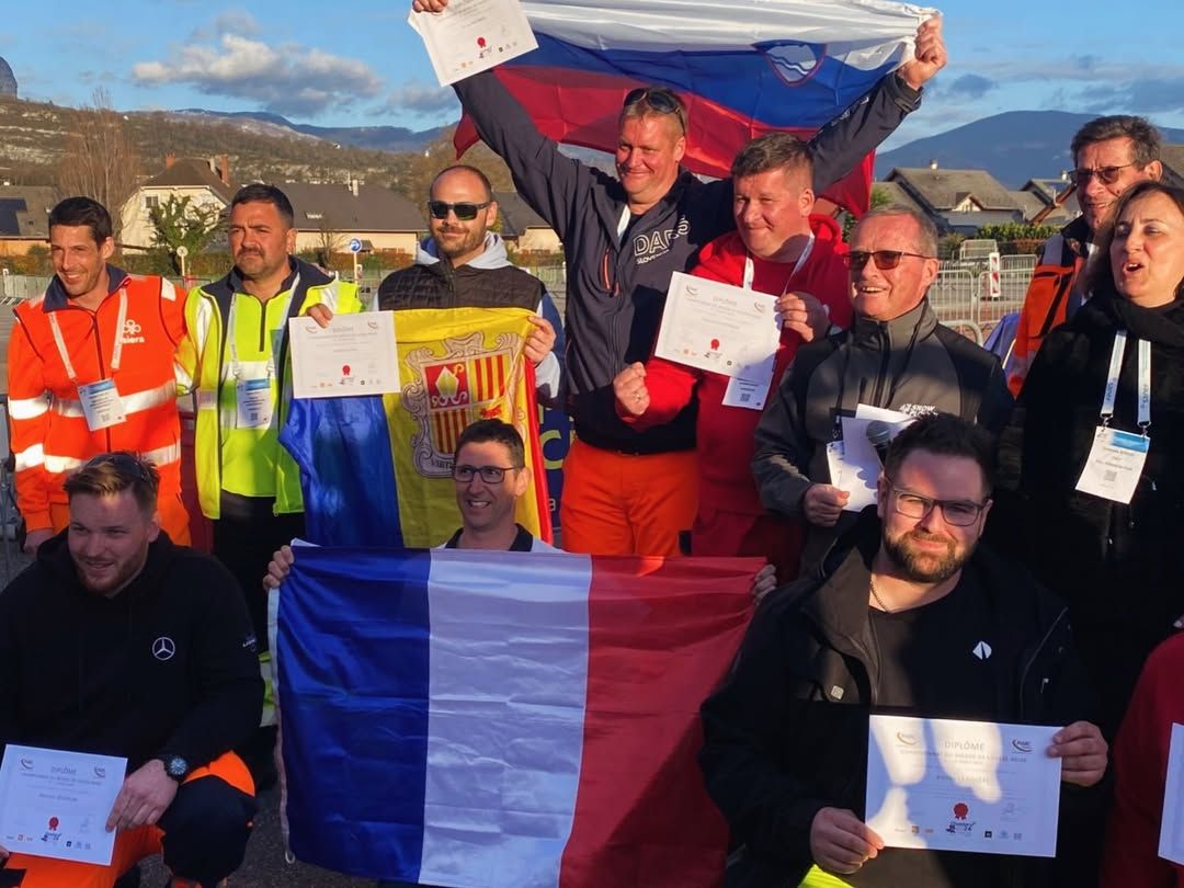 El conductor del COEX, amb tots els altres representants del campionat mundial.