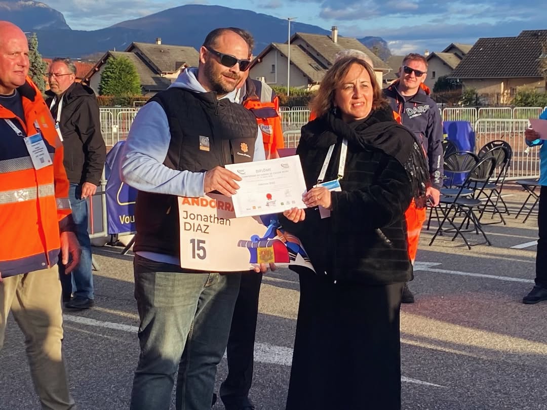 Jonathan Díaz, recollint el diploma del novè lloc a la classificació final.