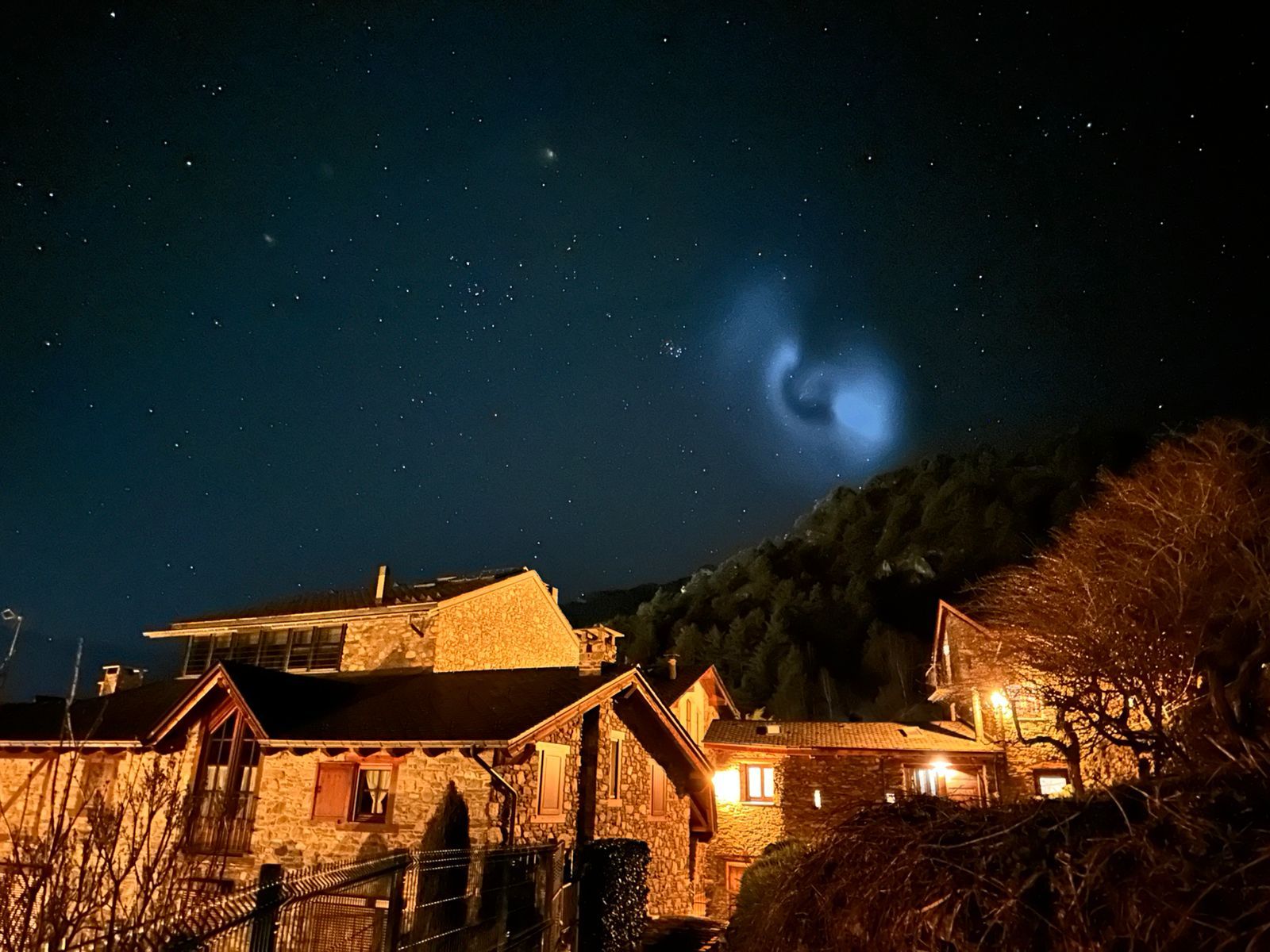 Una imatge de Segudet amb la 'medusa blava' al fons.