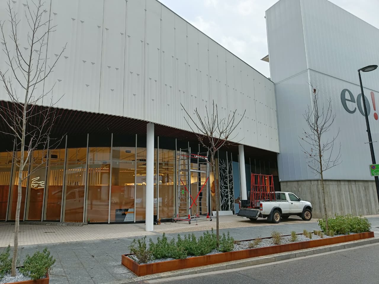 Una imatge parcial del centre comercial eo!, que s'està acabant d'embastar al Fener.