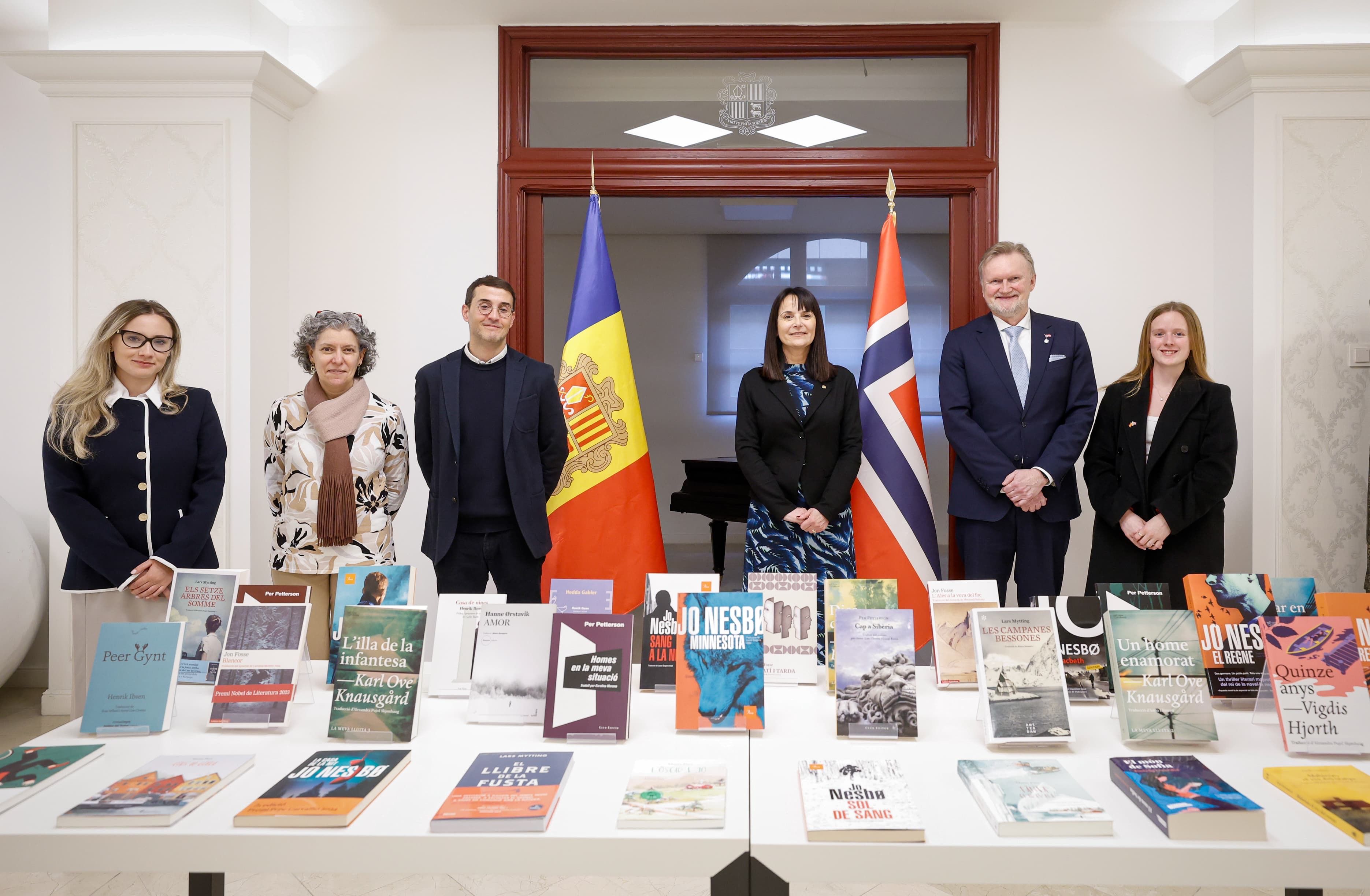 L’ambaixador de Noruega a Andorra, Lars Andersen, dona 31 llibres d’autors noruecs a la Biblioteca Pública de Govern.
