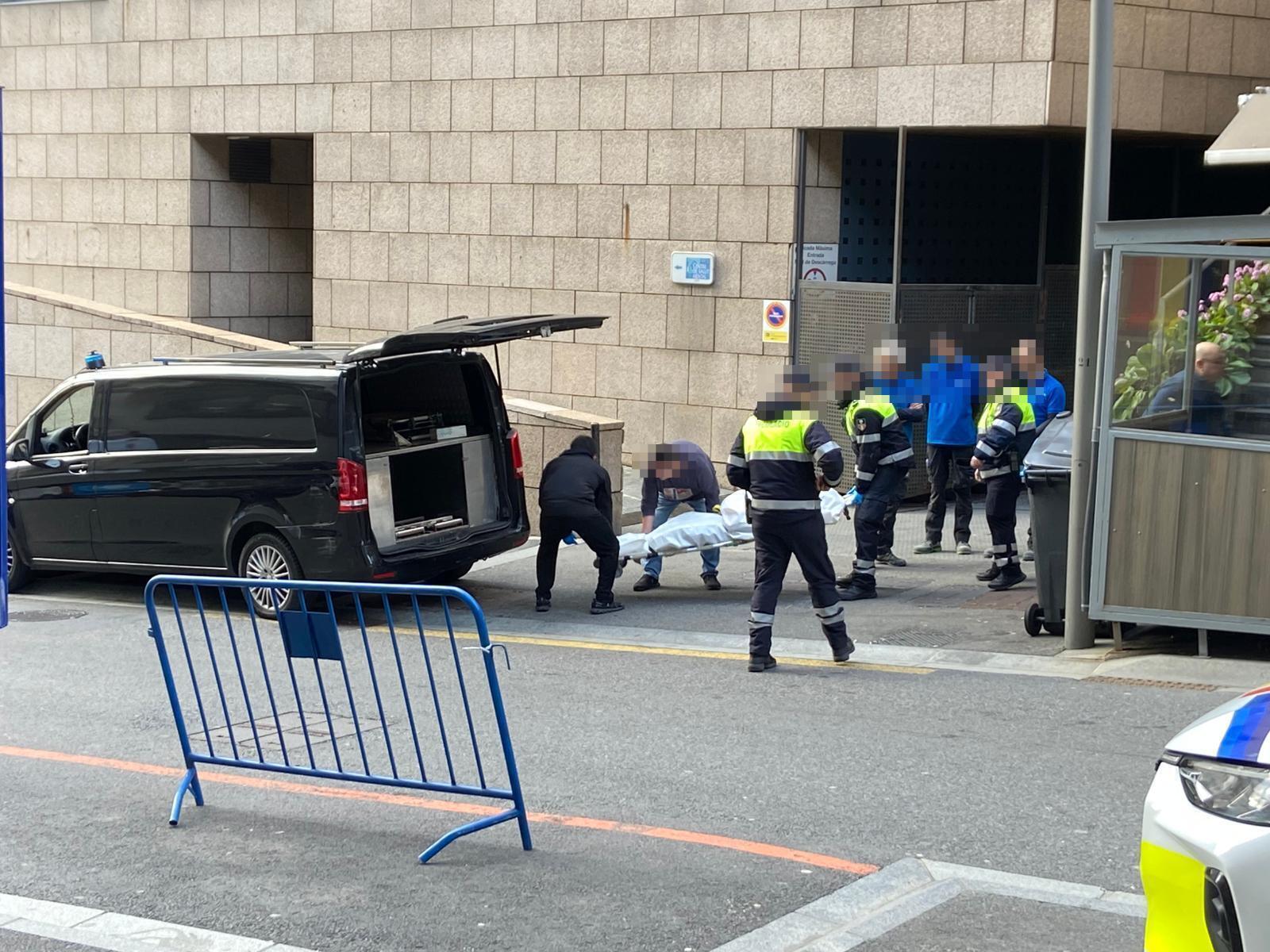 Els serveis funeraris s'enduen el cos sense vida de la difunta. 