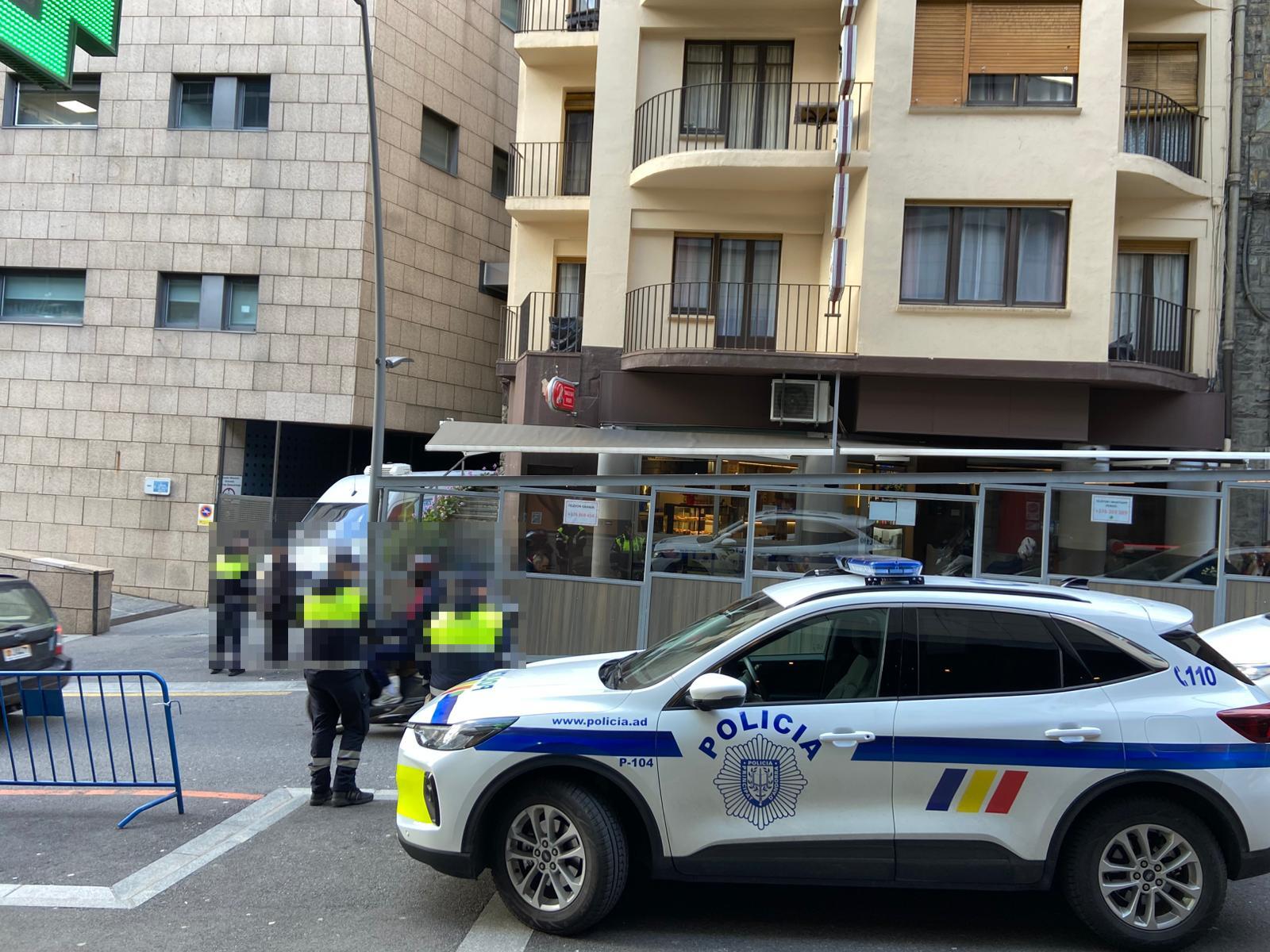 La policia ha hagut de personar-se a l'interior de l'edifici de la pensió.