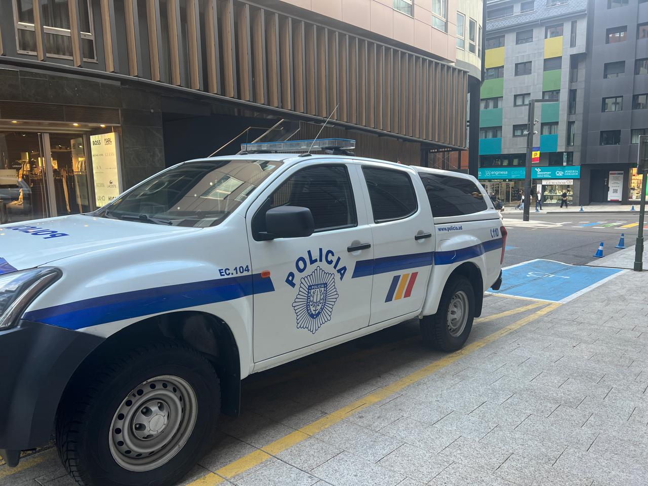 El cotxe de policia, a les immediacions de la pensió d'Andorra la Vella.