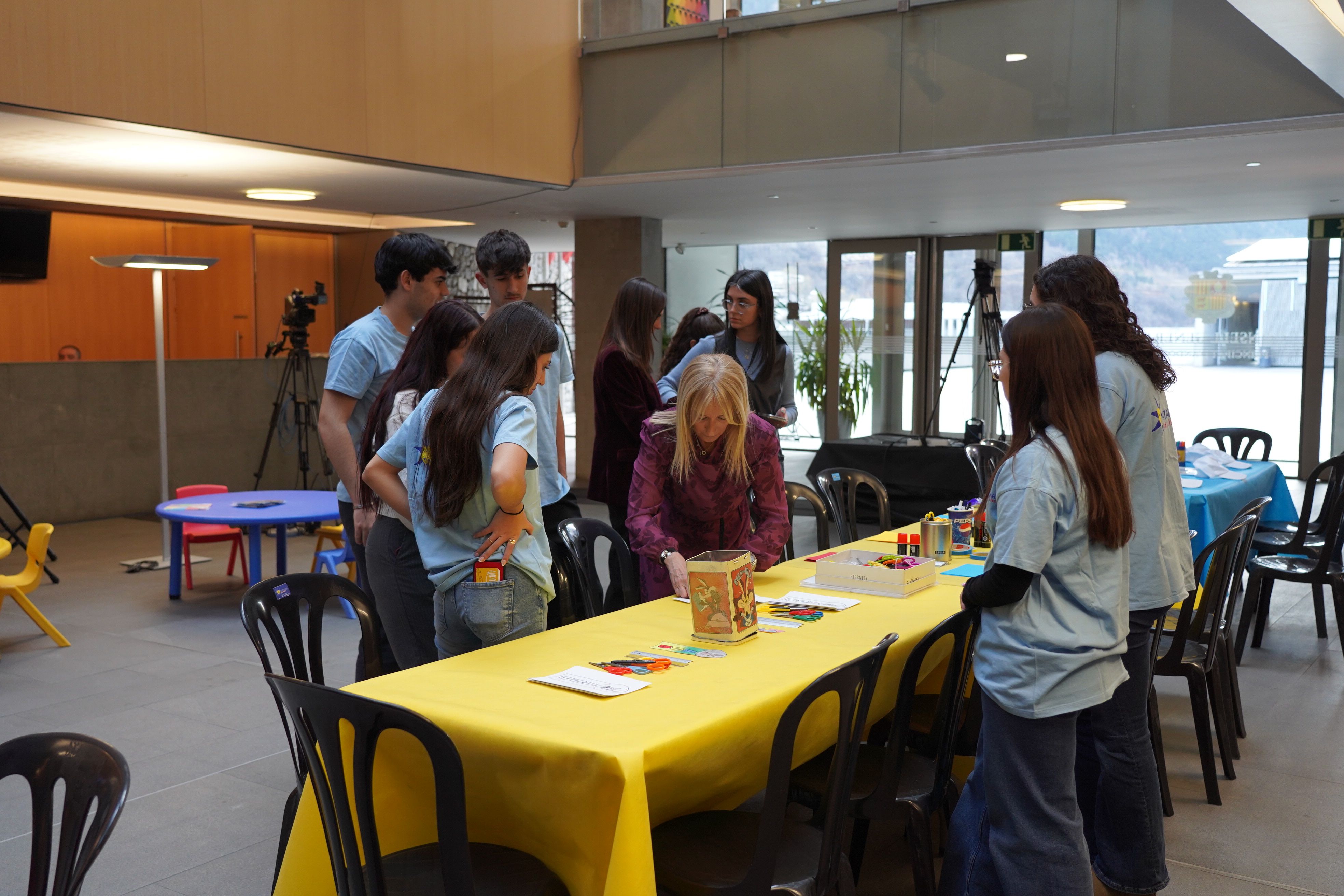 La subsíndica prova una de les manualitats plantejades a les criatures.