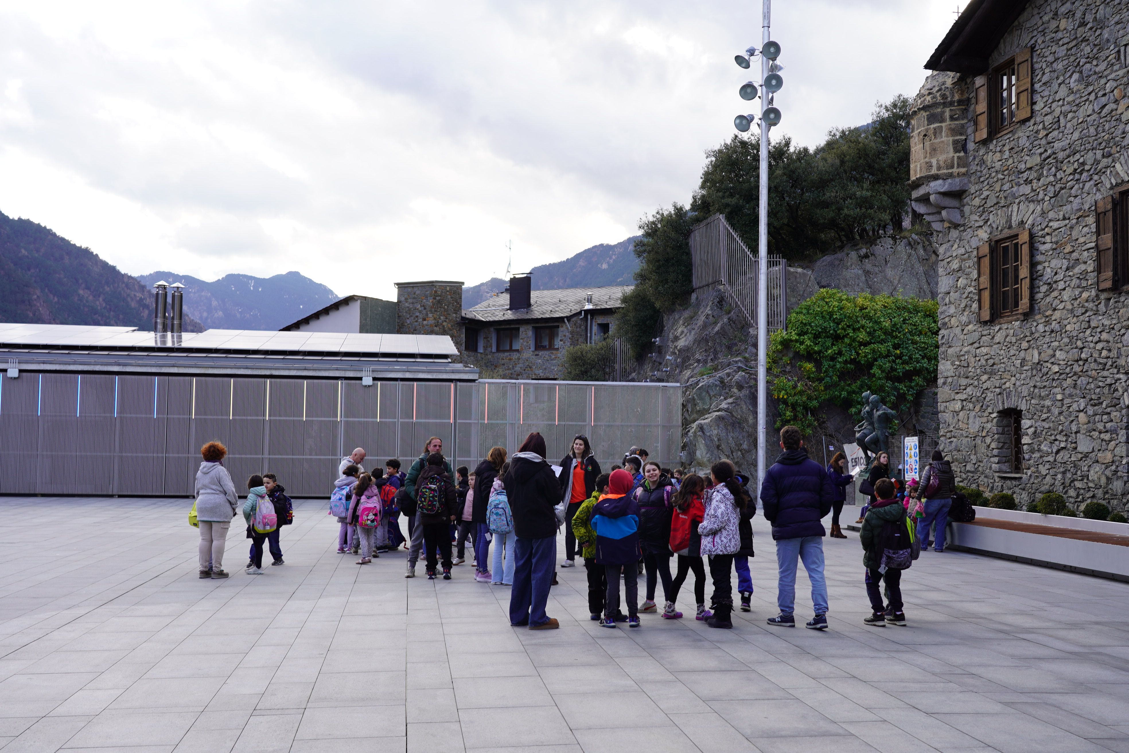 Monitors i nens i nenes esperant entrar al Consell General.