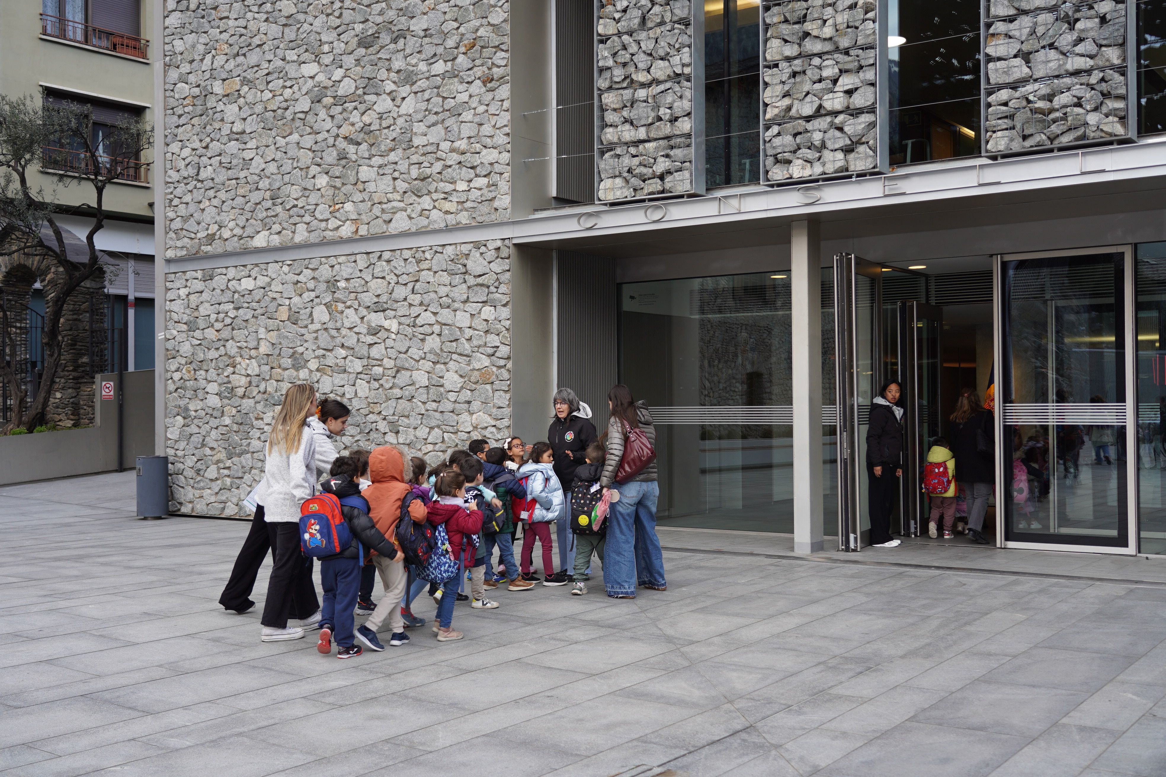 Les criatures entrant a la cambra.