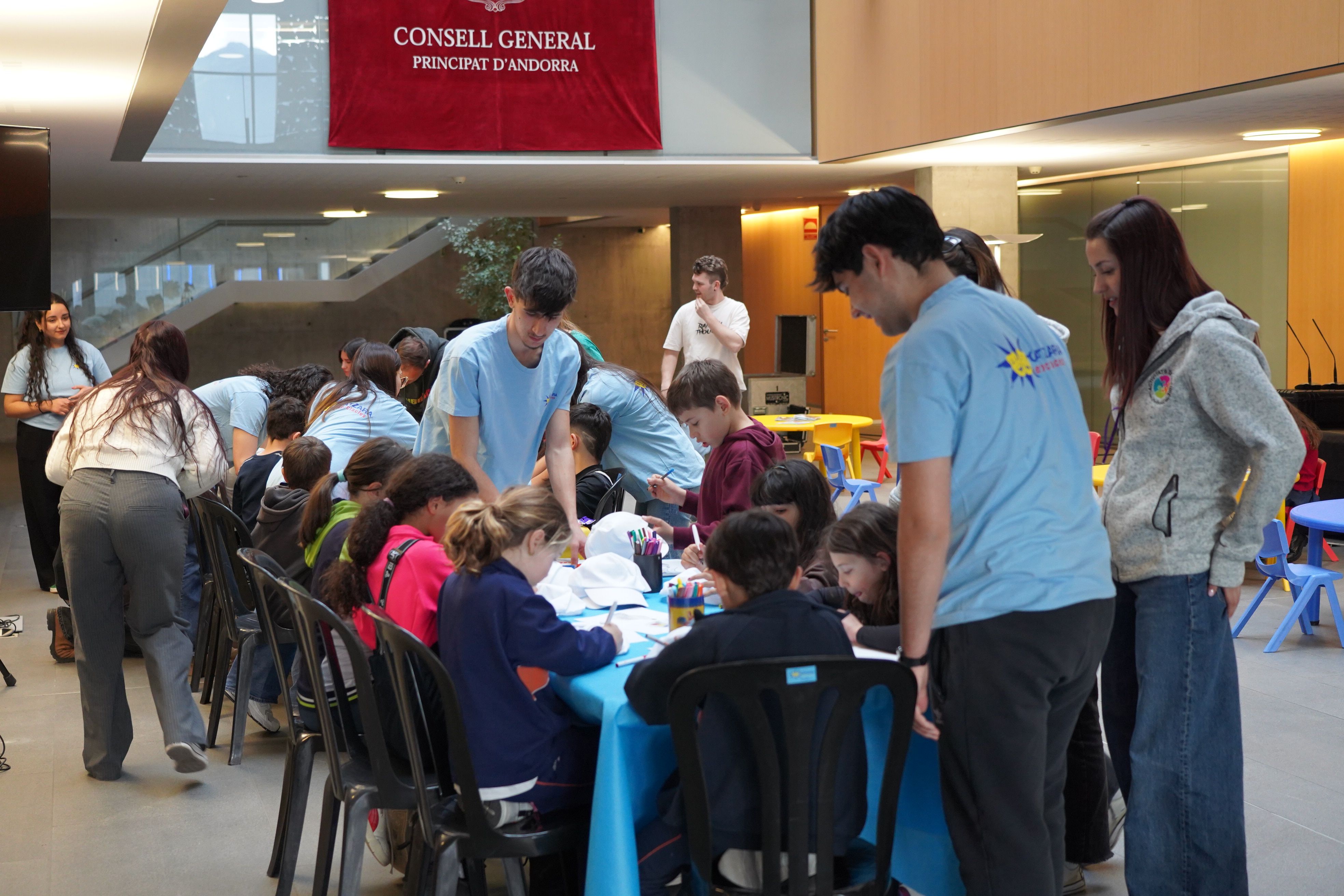 Grups de nens i nenes al taller que s’ha muntat al vestíbul.