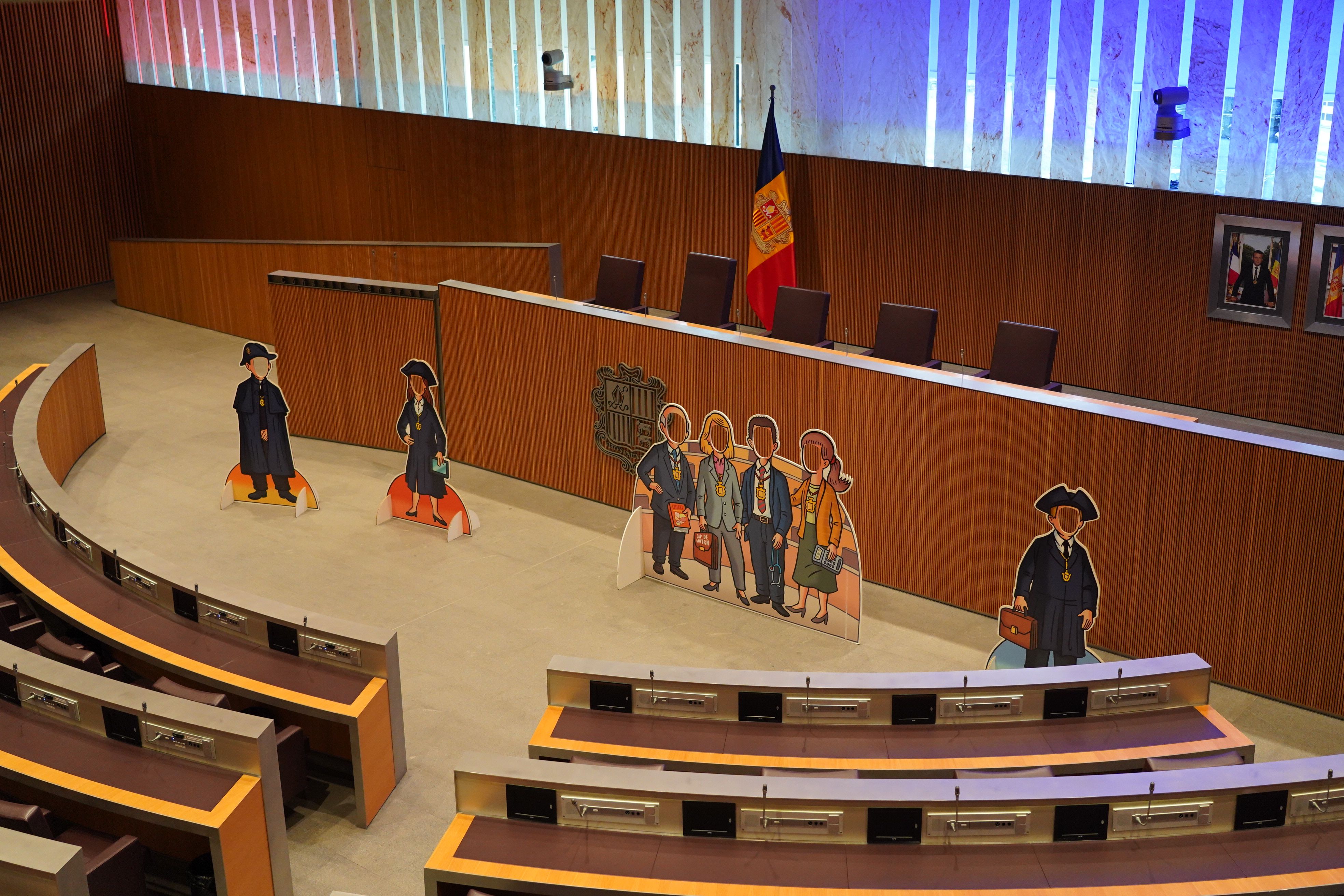 L’hemicicle amb unes figures per ‘ser conseller general’.