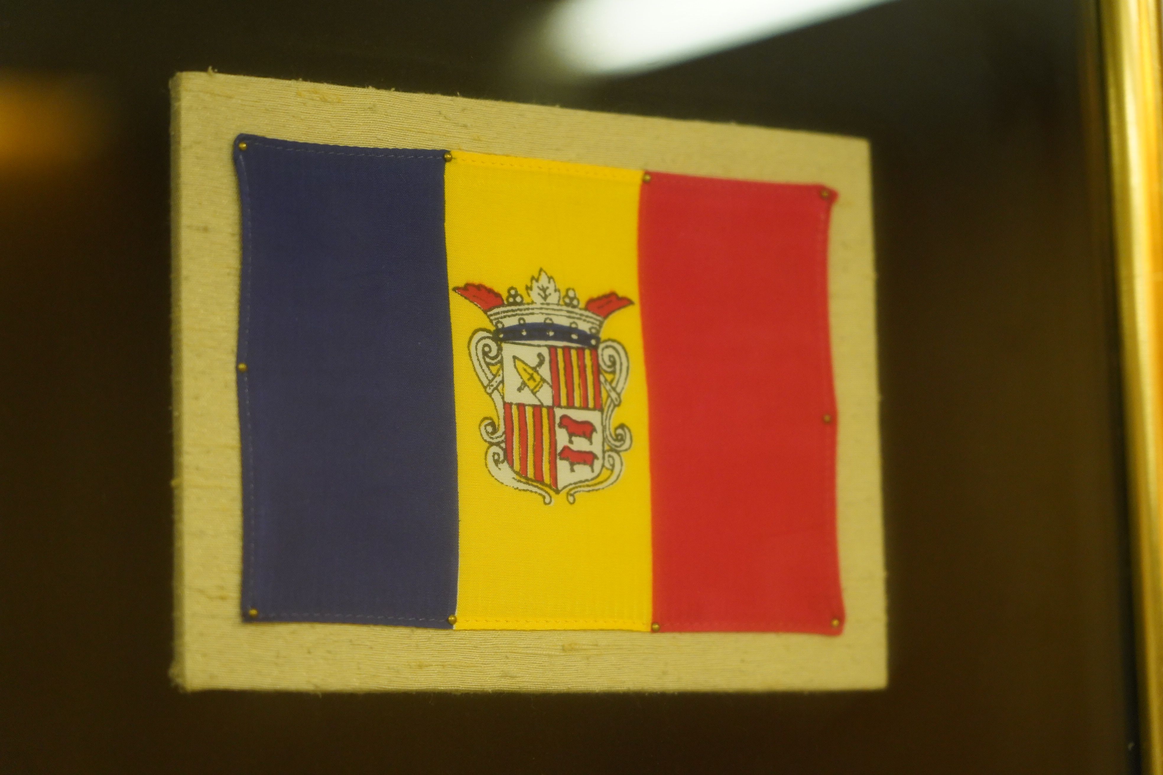 Bandera andorrana amb el coet de la NASA.