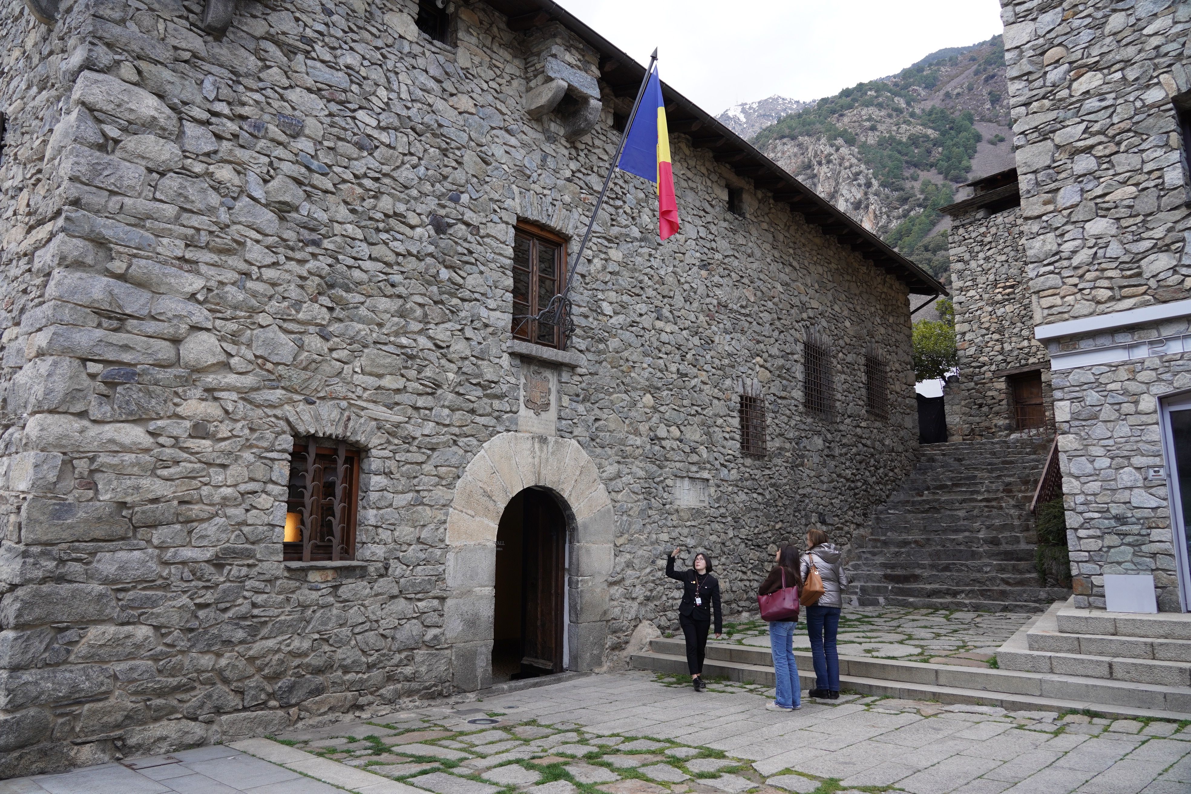 Dues turistes segueixen les explicacions d’una guia.