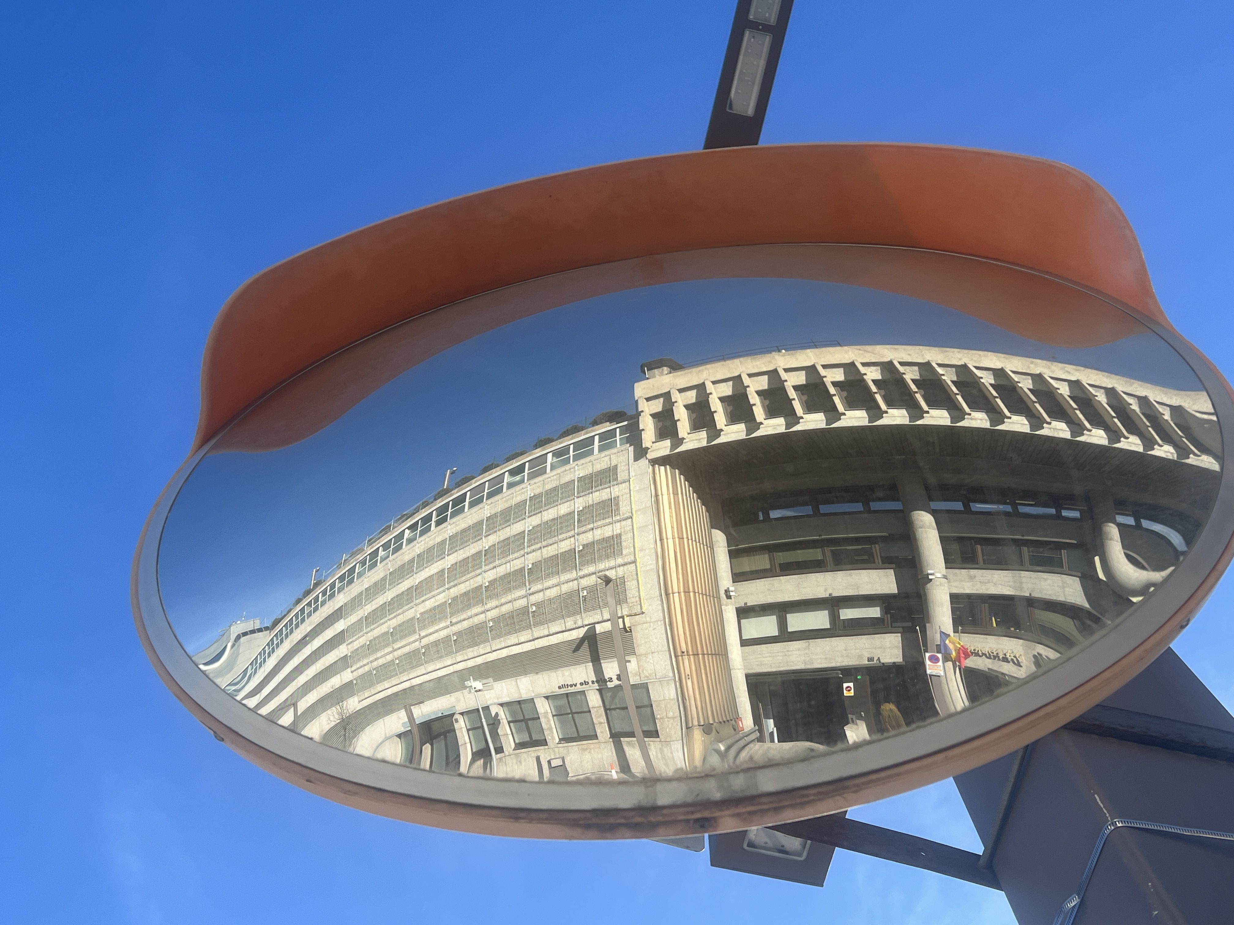 Una imatge de l'edifici de Govern projectada en un mirall retrovisor de la via pública.