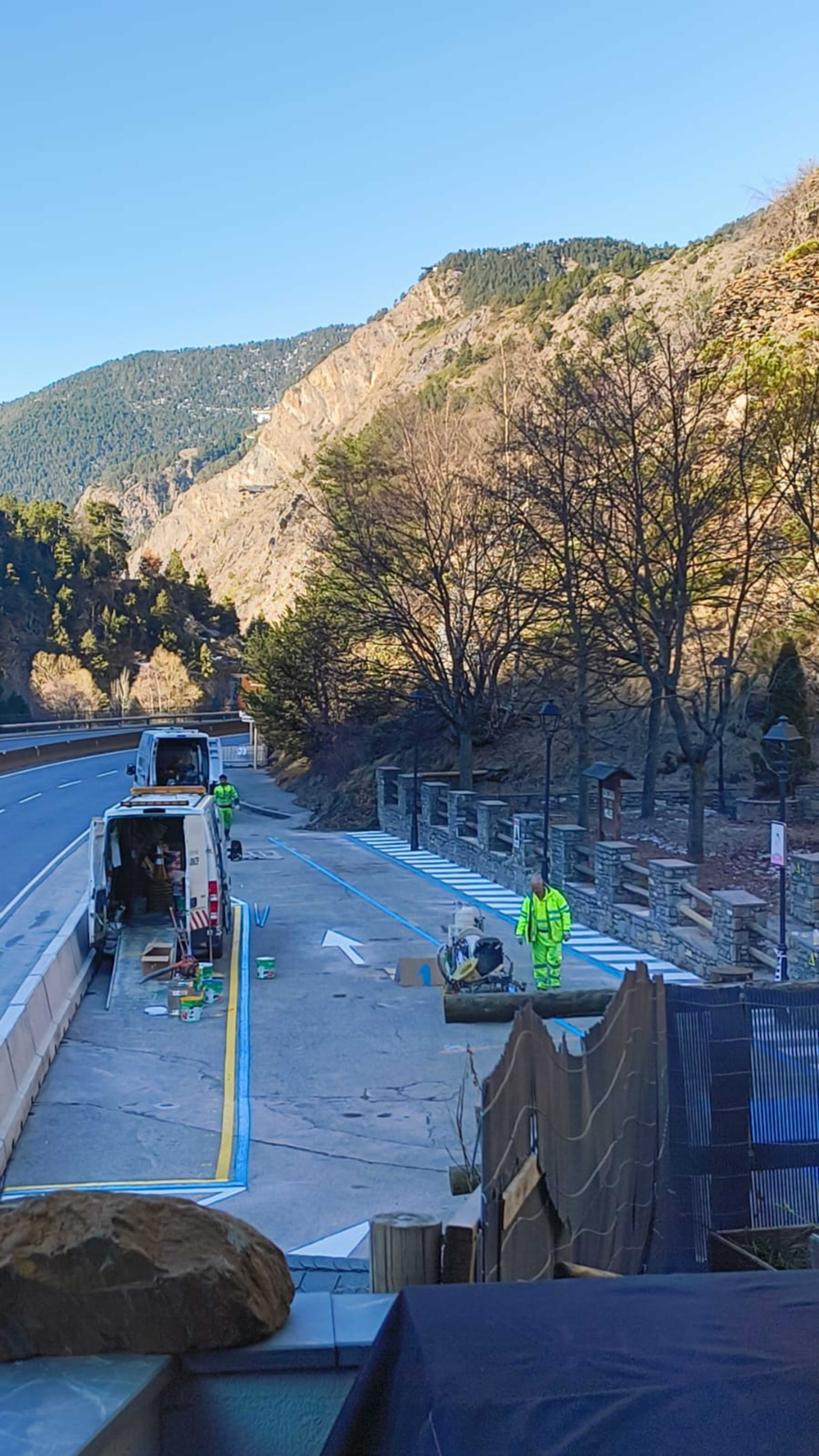 Els operaris treballant en el condicionament de l'espai d'estacionament.