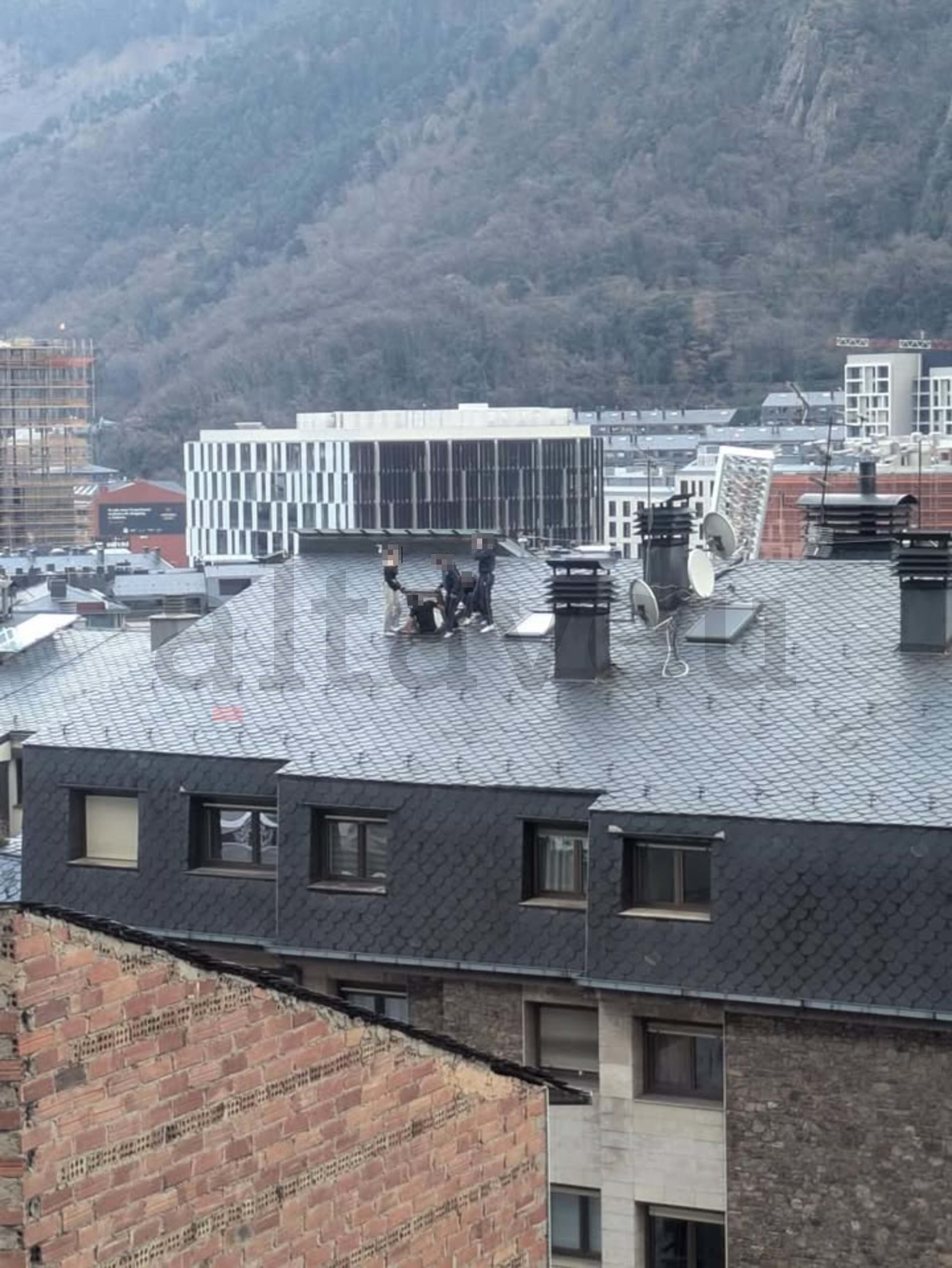 Els joves en aparèixer al teulat.