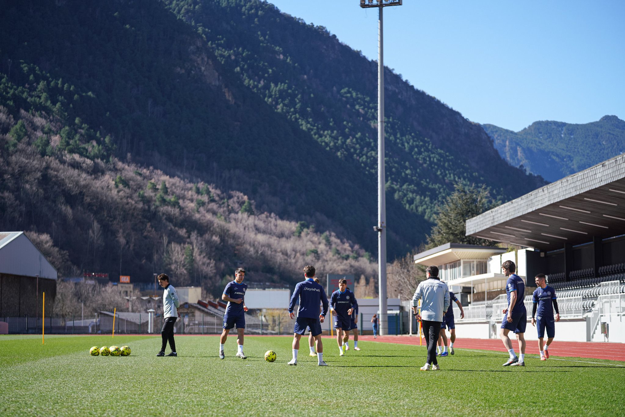 Els tricolors, exercitant-se amb les muntanyes d'Andorra de fons.