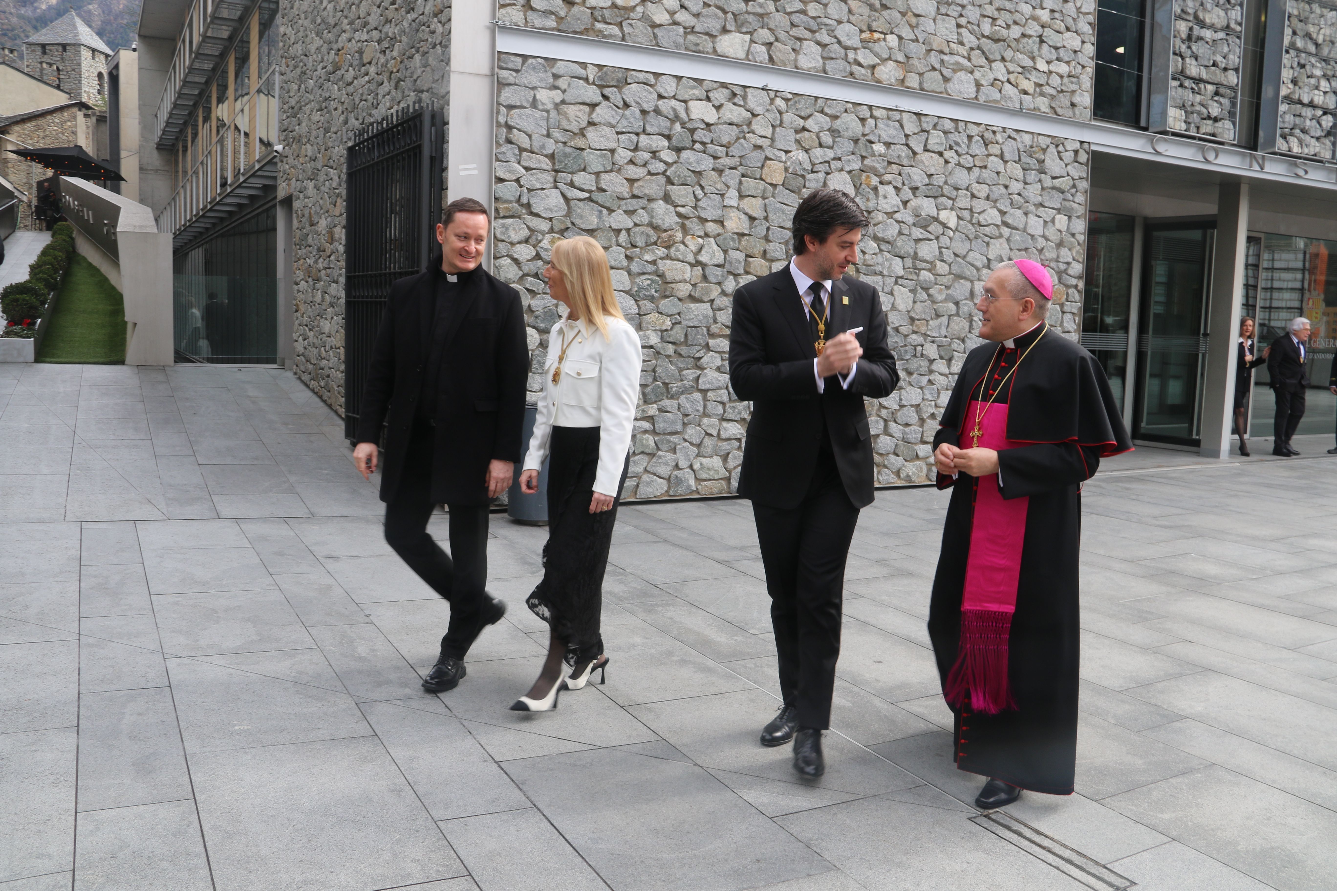 Pioppo conversant amb Ensenyat tot anant cap a Casa de la Vall, amb l'adjunt del nunci i la subsíndica.
