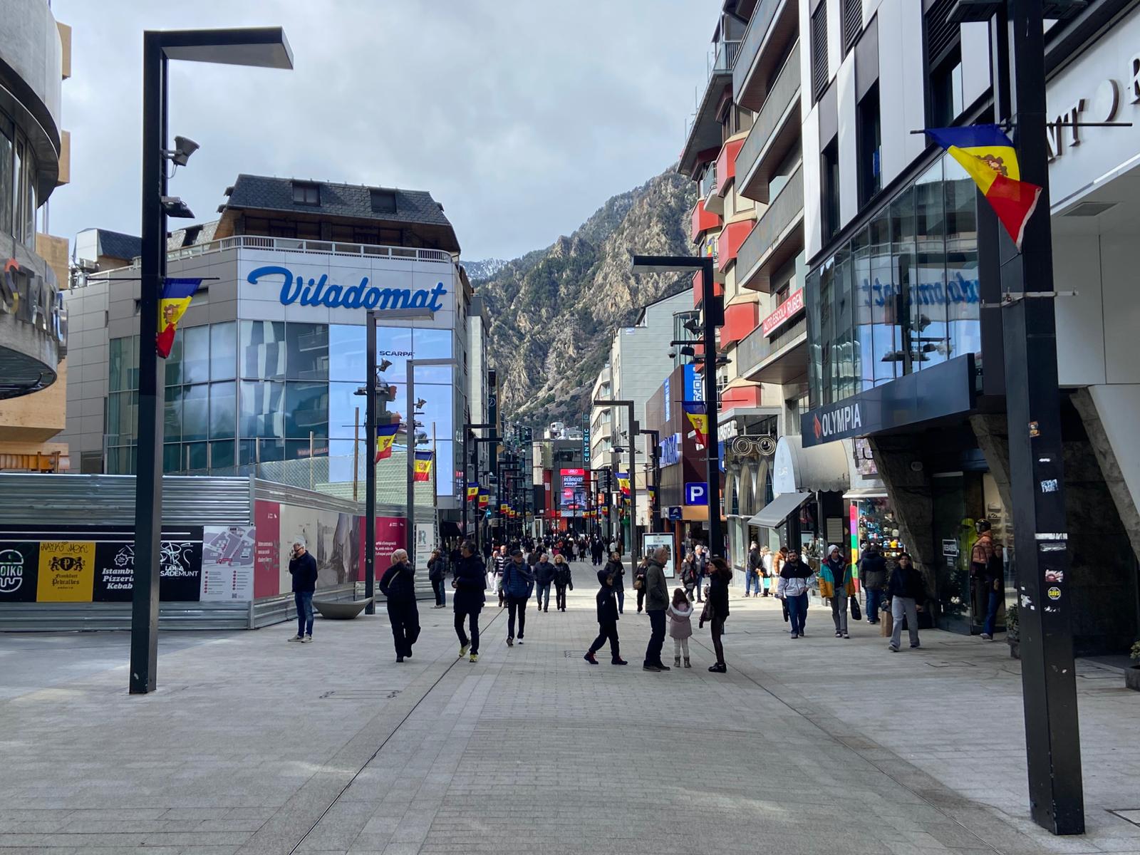 Un tram de l'avinguda principal, aquest dissabte de Constitució al matí.