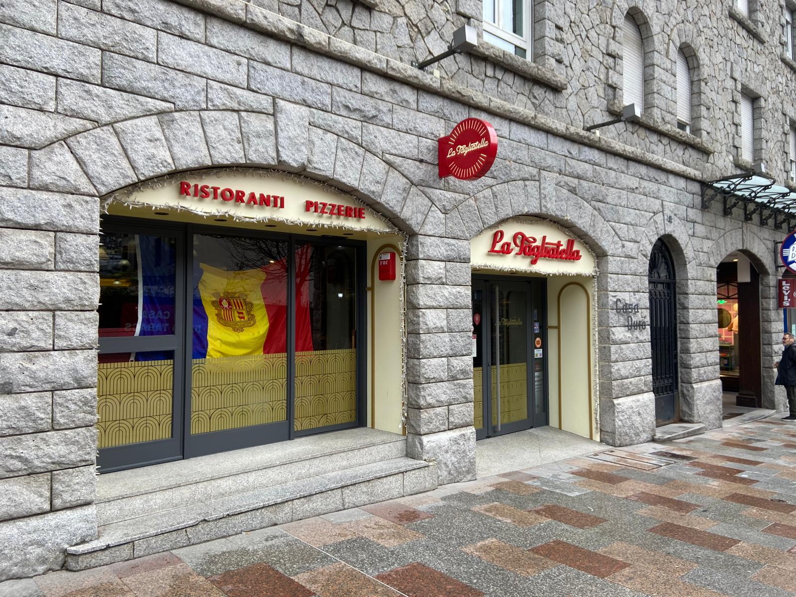 Un establiment de restauració a l'avinguda Carlemany, amb la bandera tricolor.