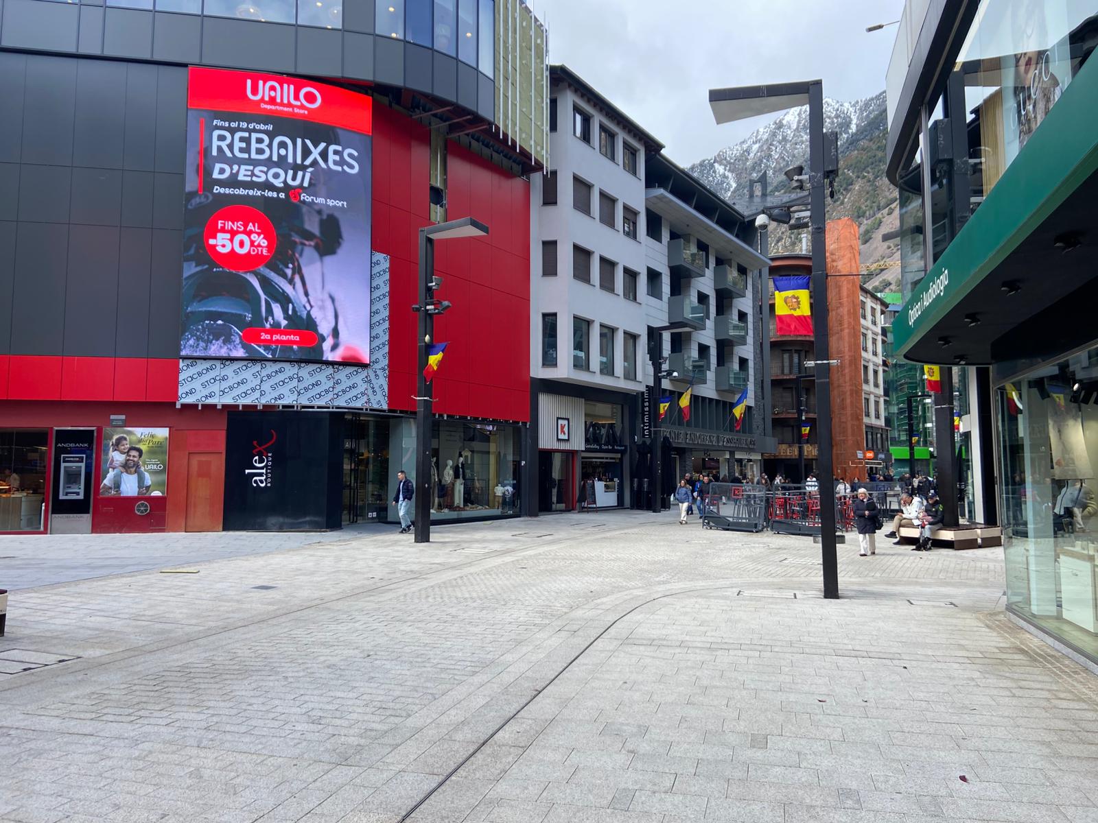 Una de les zones més freqüentades de l'avinguda Meritxell, sense gent aquest dissabte al matí.