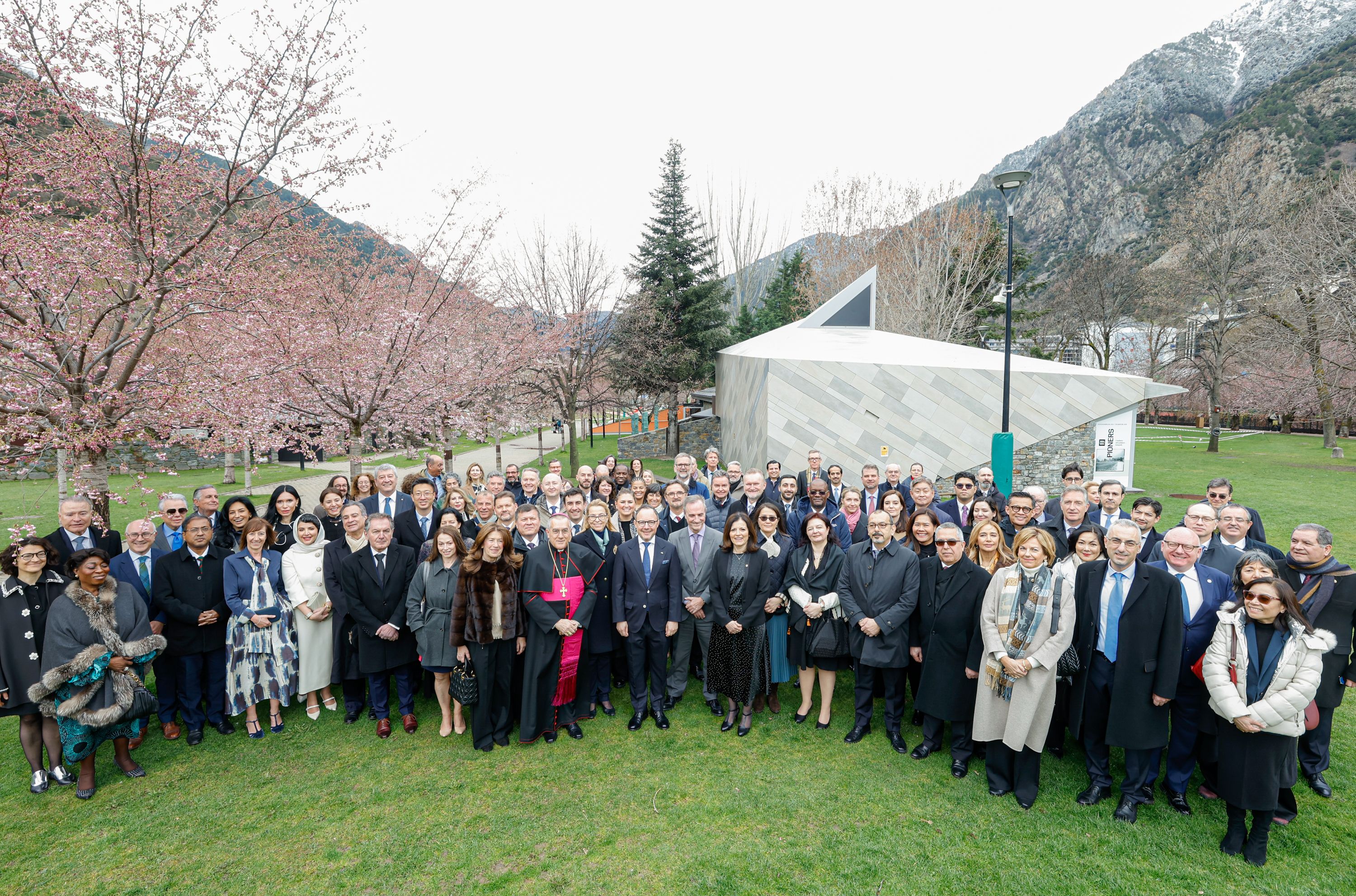 Els diplomàtics acreditats amb la delegació governamental al Parc Central.
