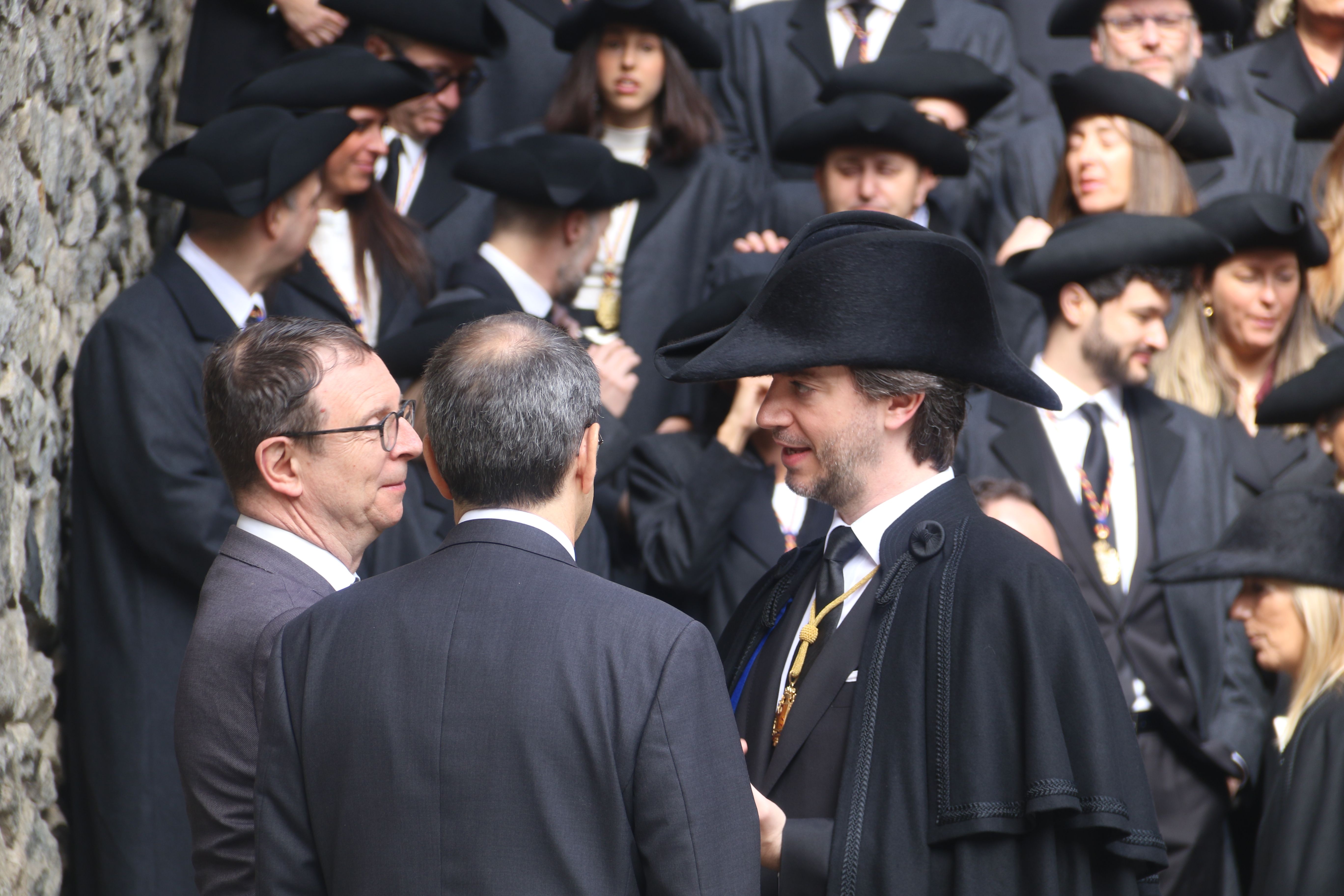 El síndic xerrant amb el cap de gabinet del Copríncep francès i amb el representant del Copríncep bisbe.