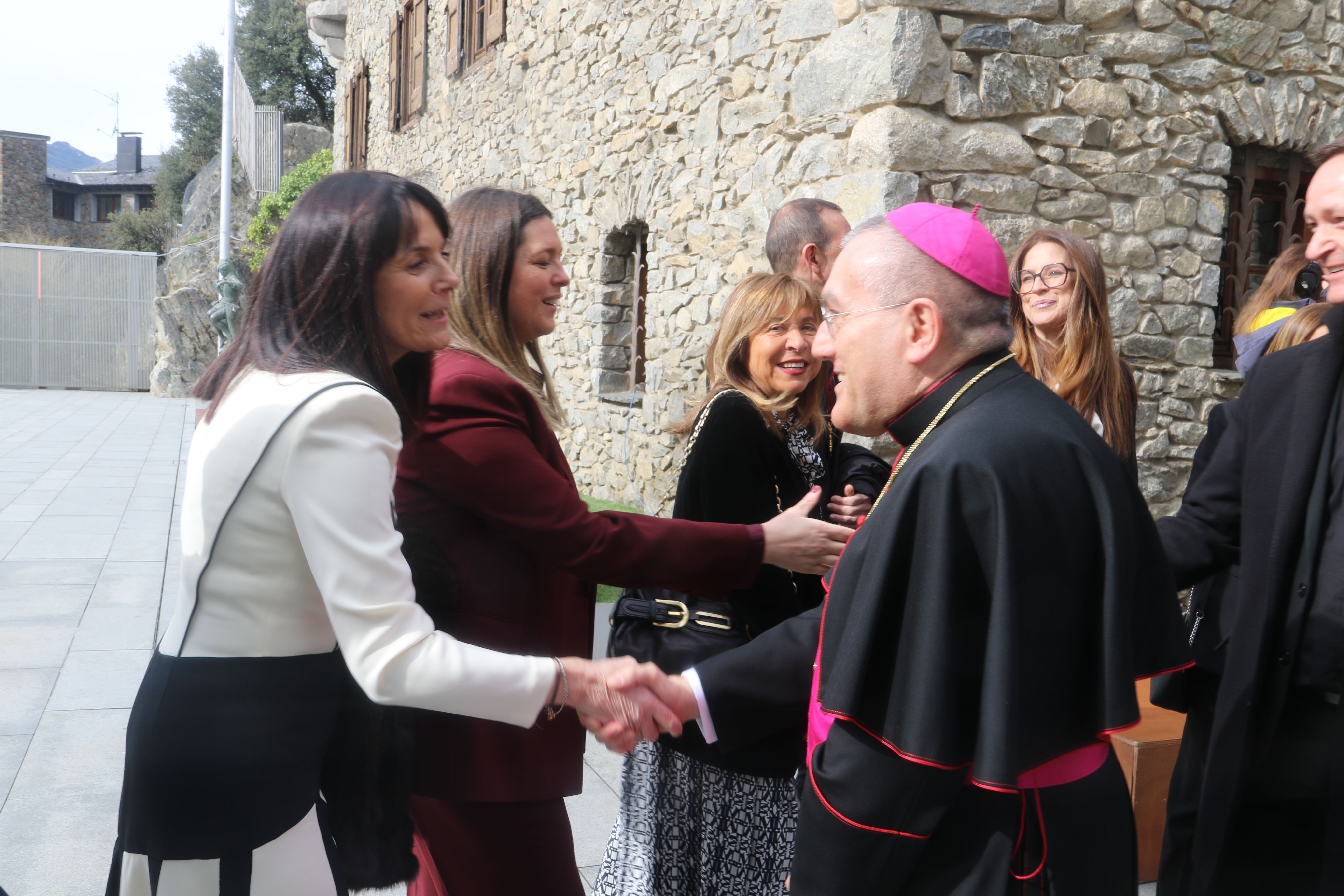 Pioppo saludant ministres i consellers generals de manera informal. Pioppo saludant ministres i consellers generals de manera informal.