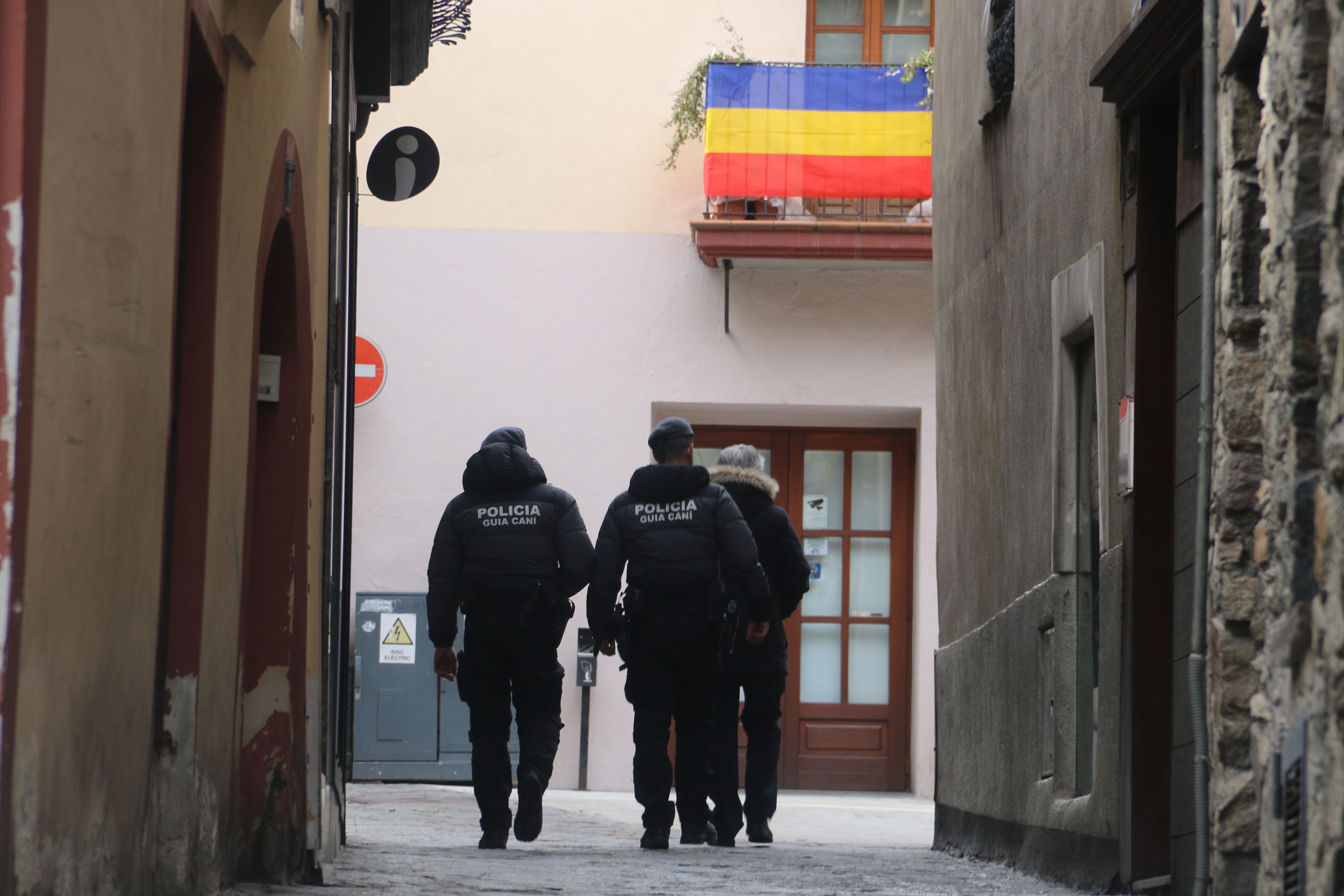 Integrants de la policia dirigint-se cap al recinte parlamentari. 