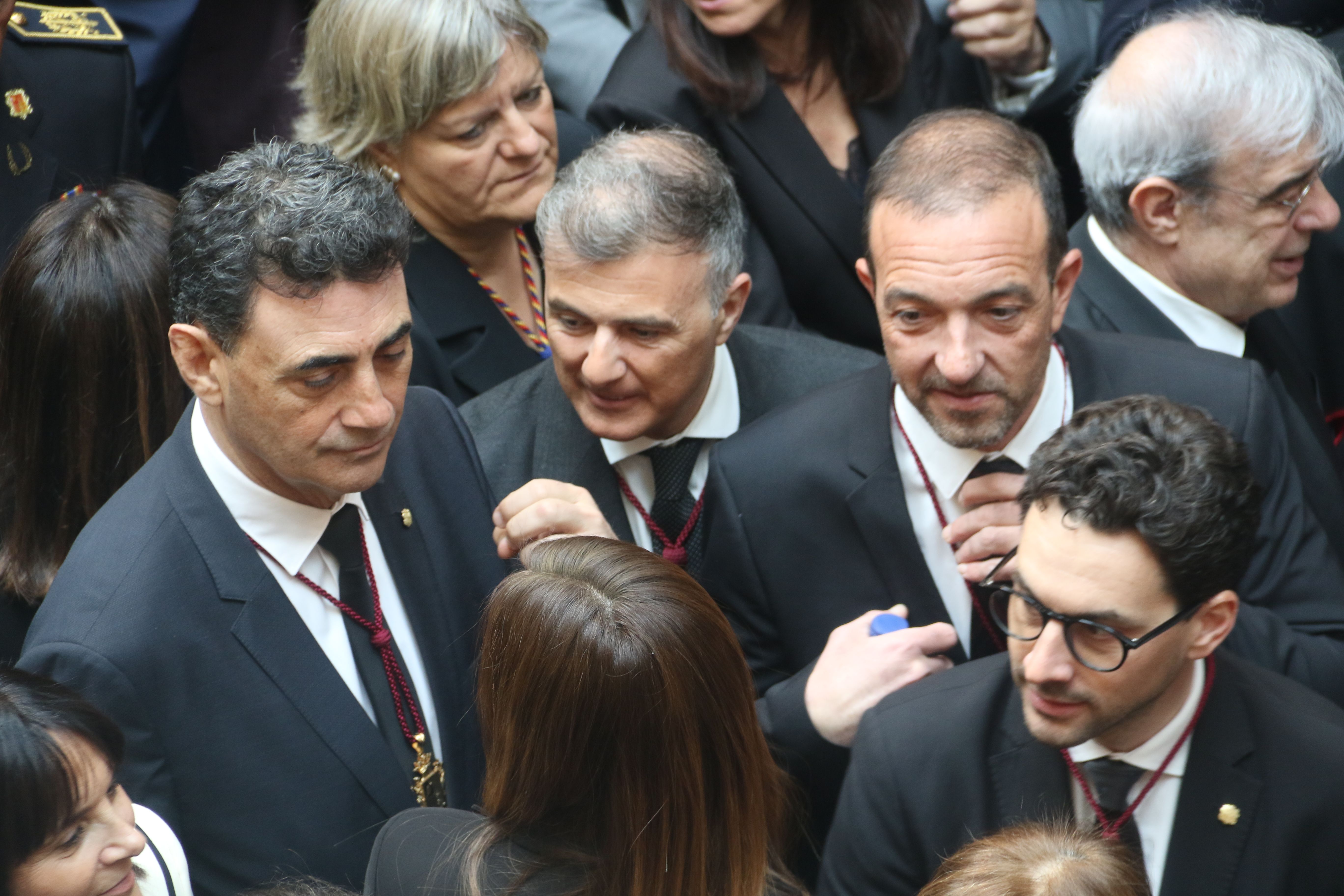 Un grup de ministres durant l'acte institucional, just abans de començar.