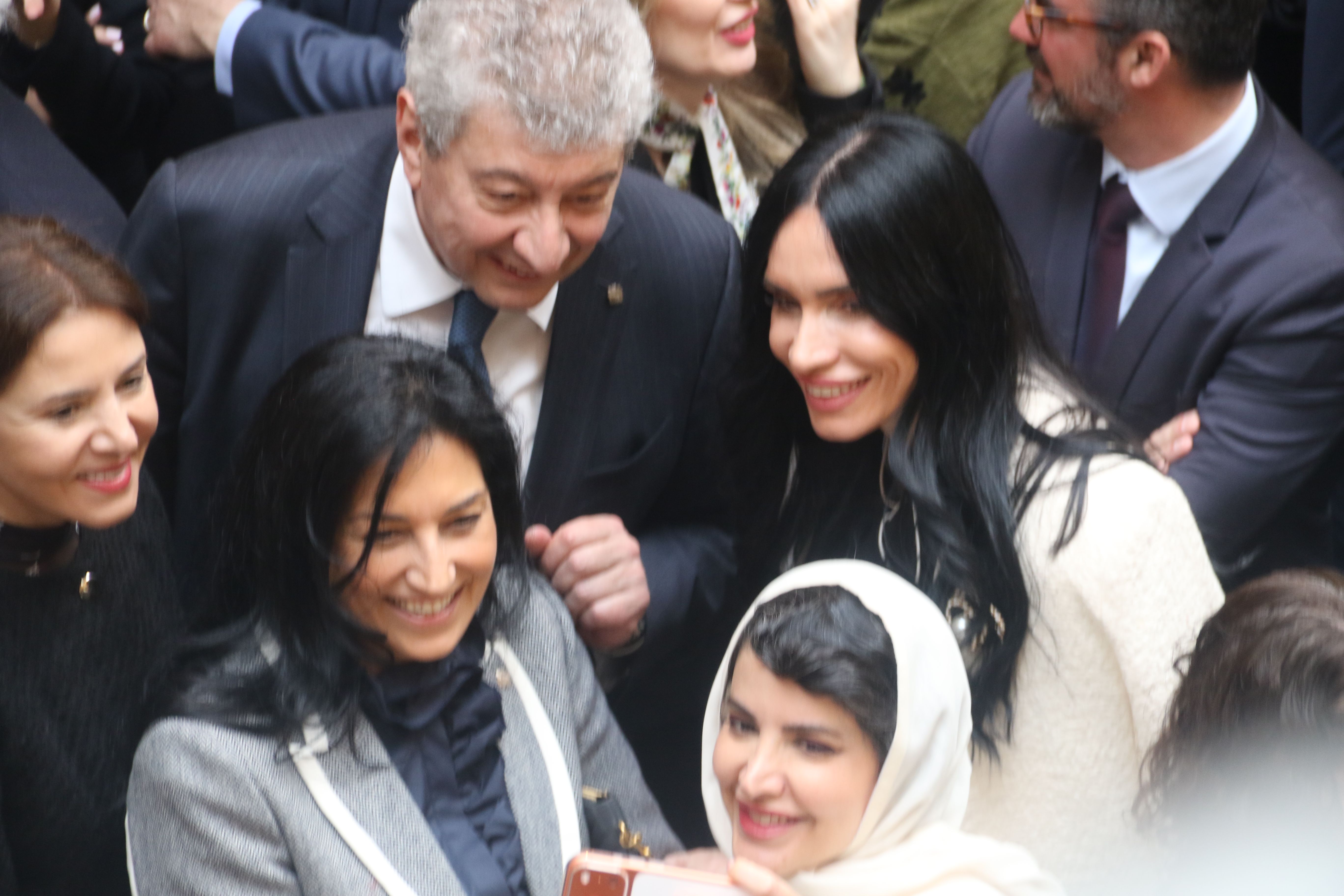 La princesa d'Aràbia fent-se un selfie amb col·laboradors. 
