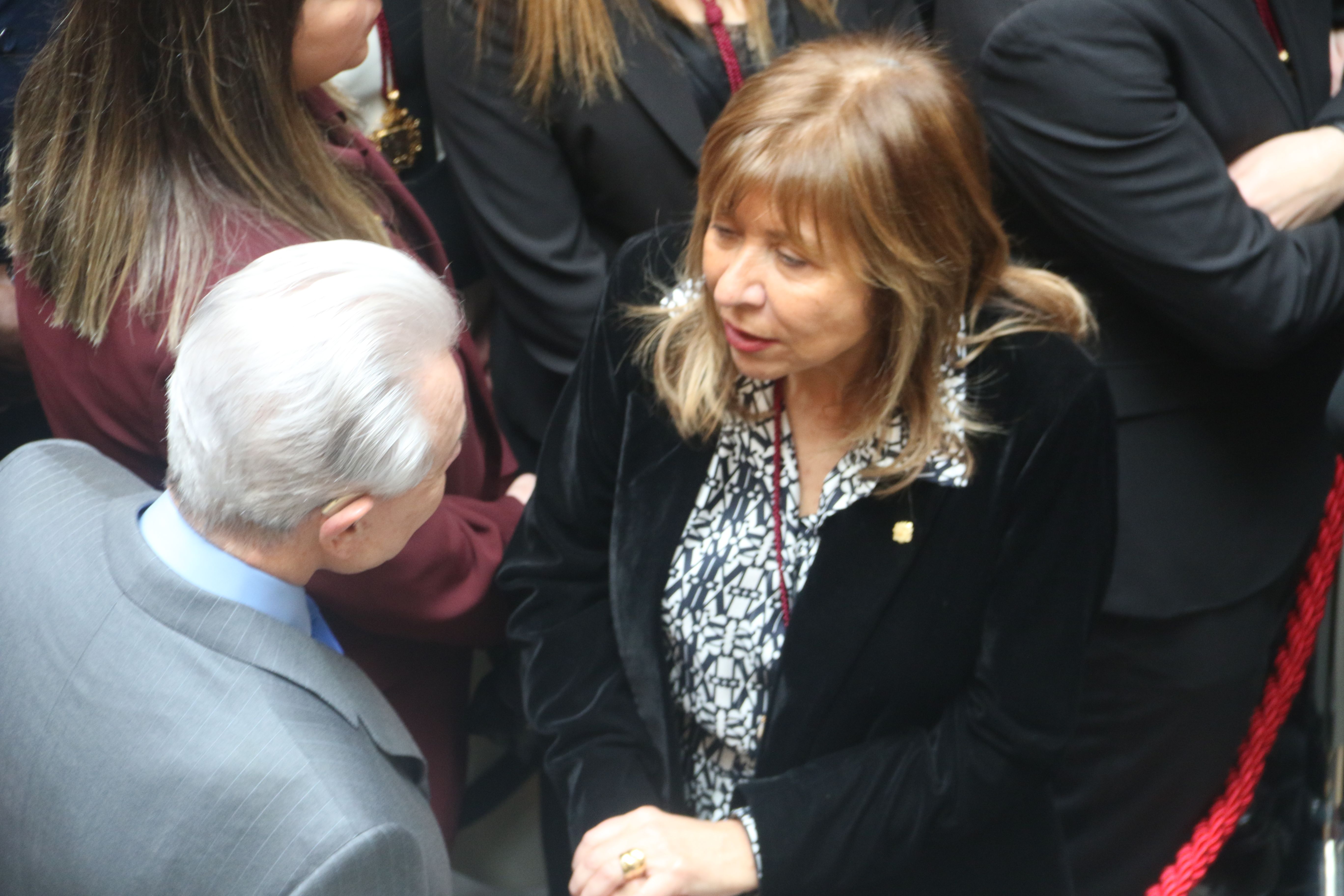 La ministra Marsol parlant amb l'ambaixador americà. 