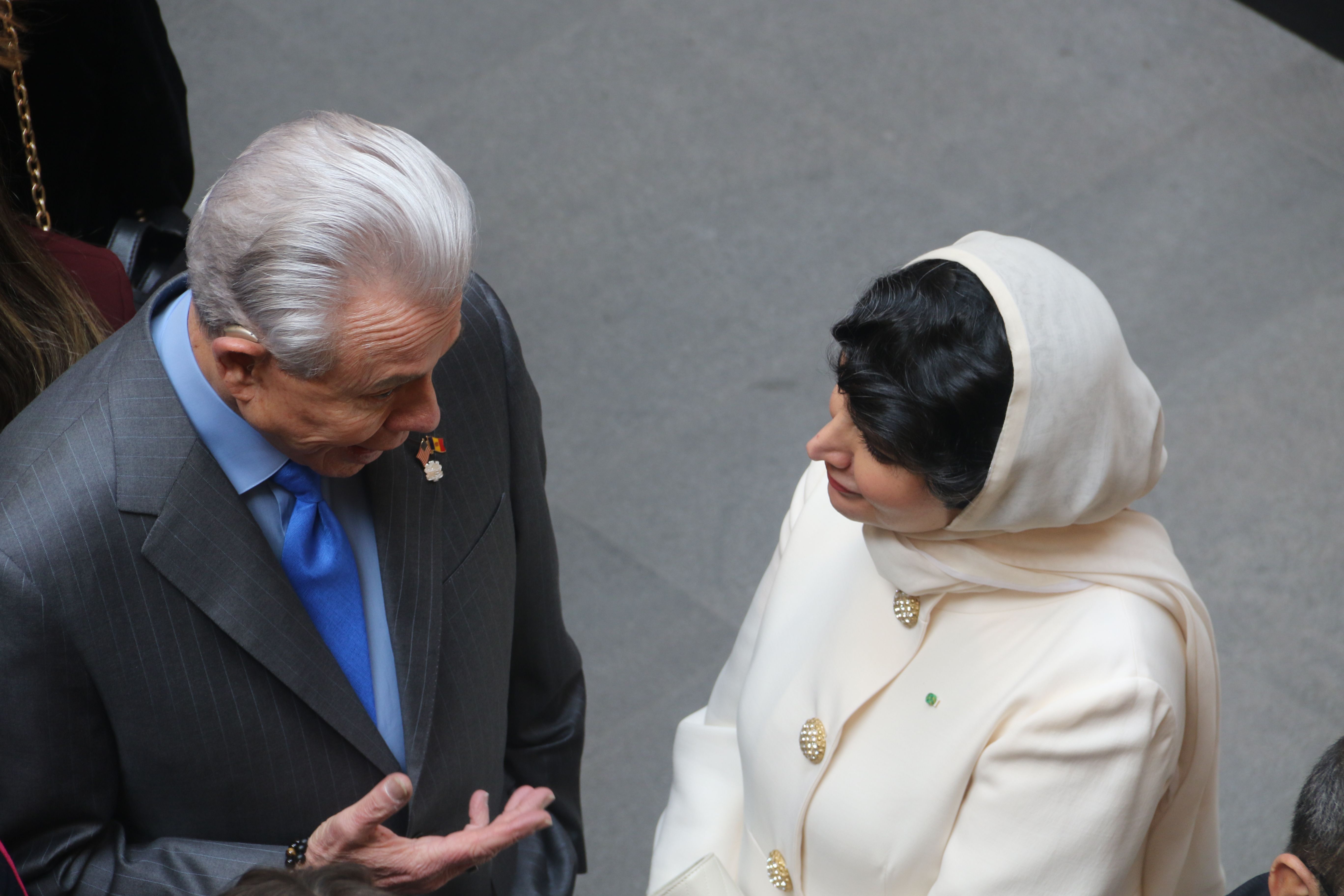 Benjamin Leon jr. conversant amb la princesa d'Aràbia. Benjamin Leon jr. conversant amb la princesa d'Aràbia.