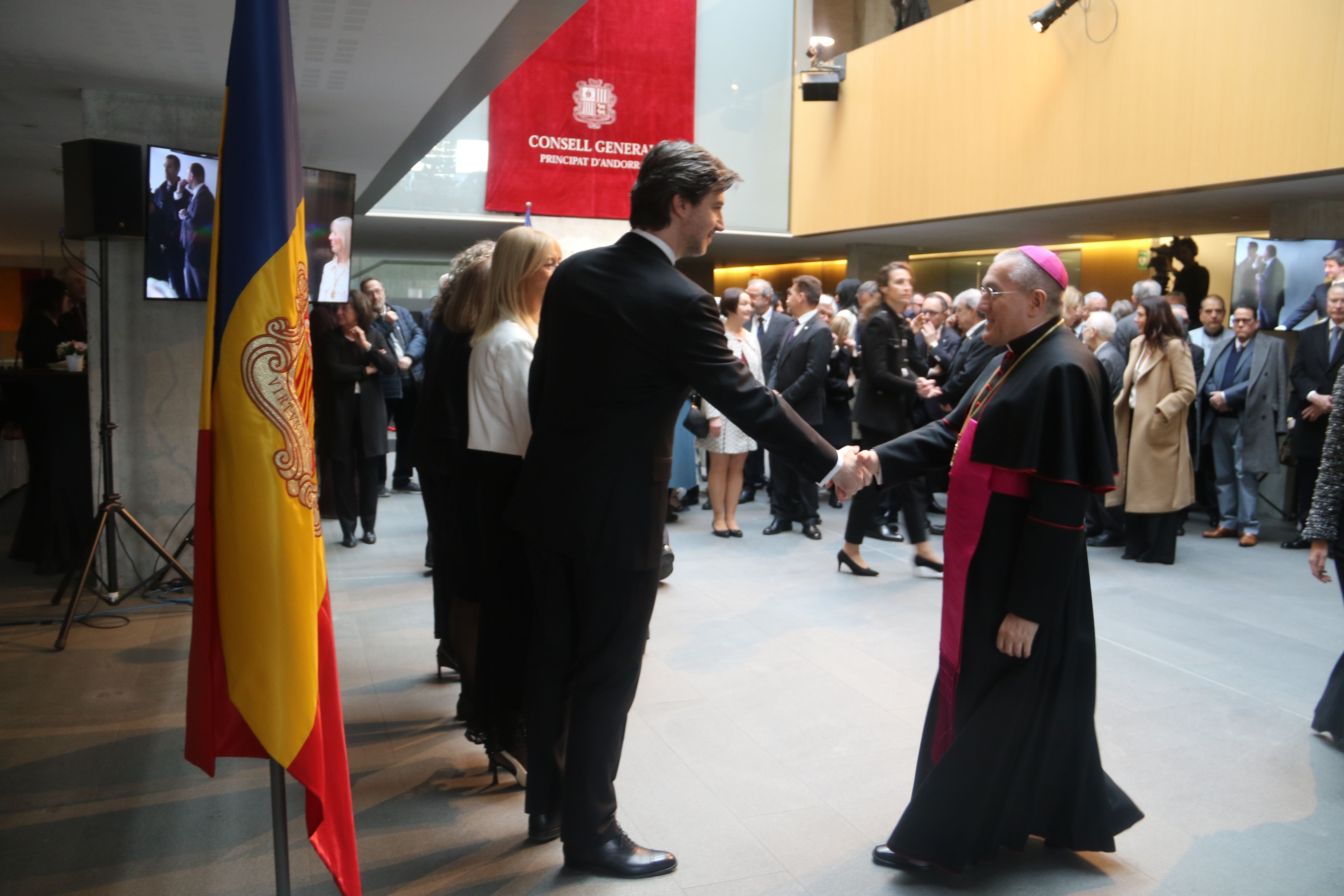 Ensenyat saludant el nunci apostòlic, Piero Pioppo. 