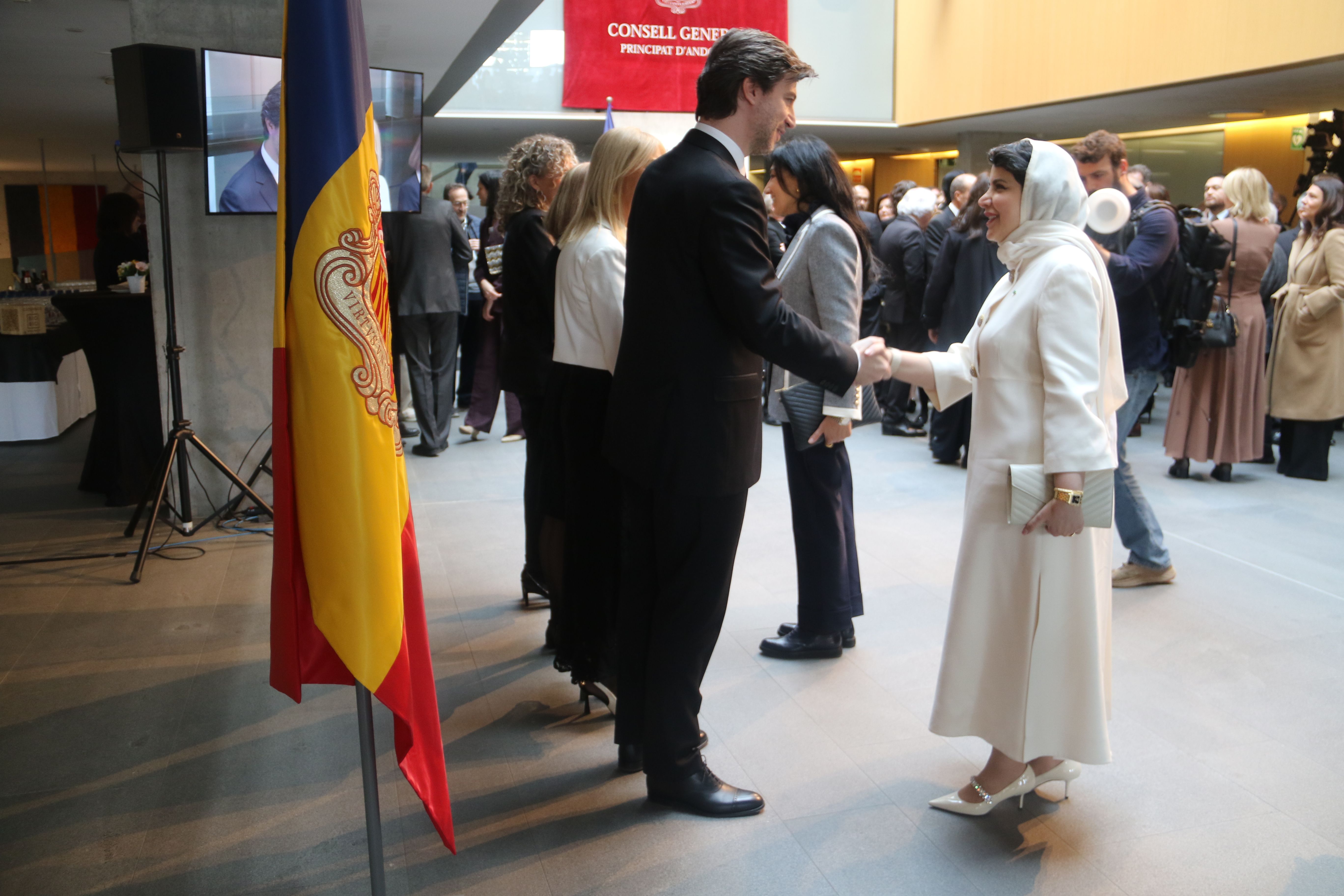Ensenyat saludant la princesa d'Aràbia. 