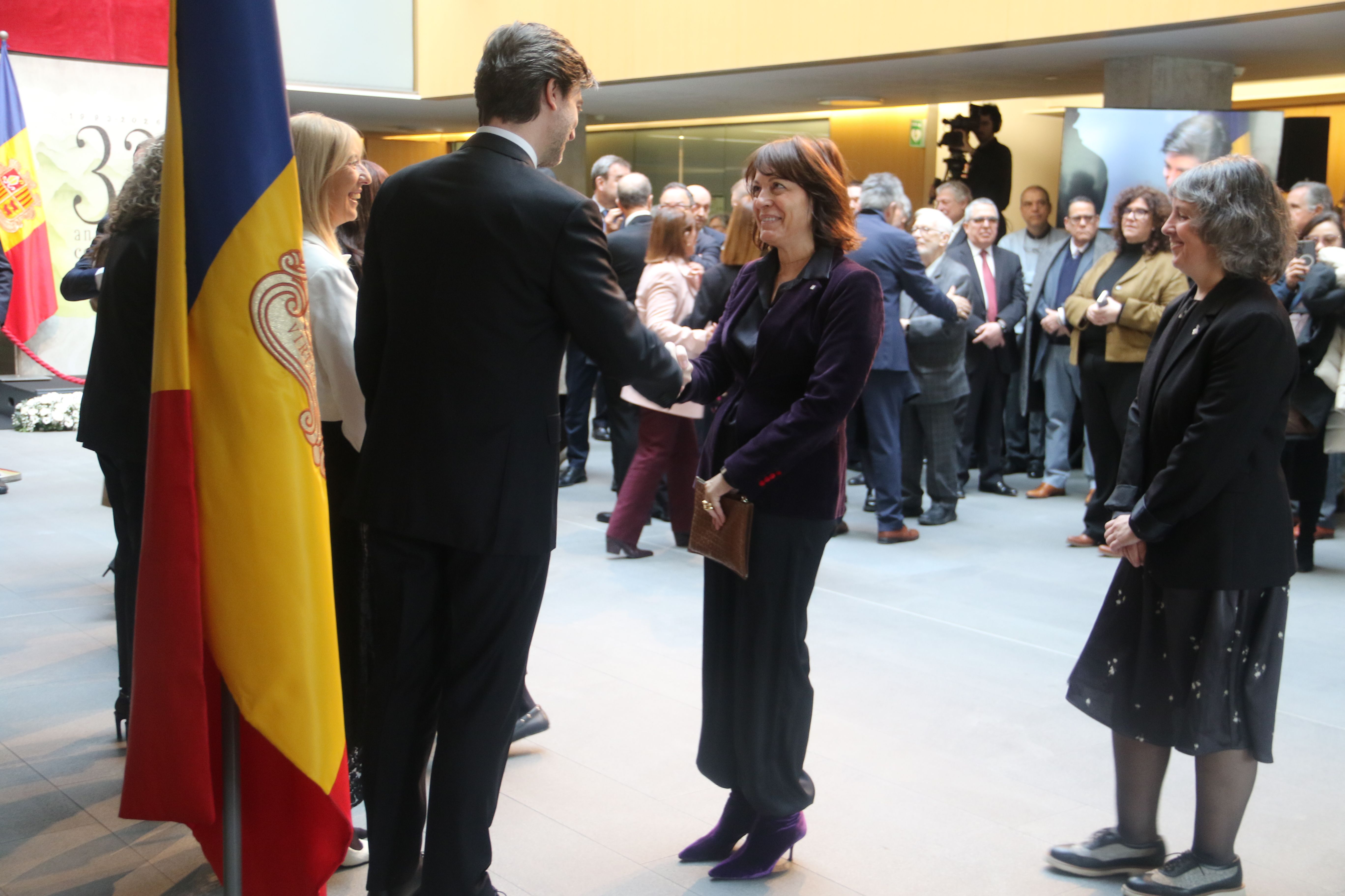 Ensenyat saludant la delegada de Catalunya a Andorra i esperant la presidenta del consell comarcal de l'Alt Urgell. 