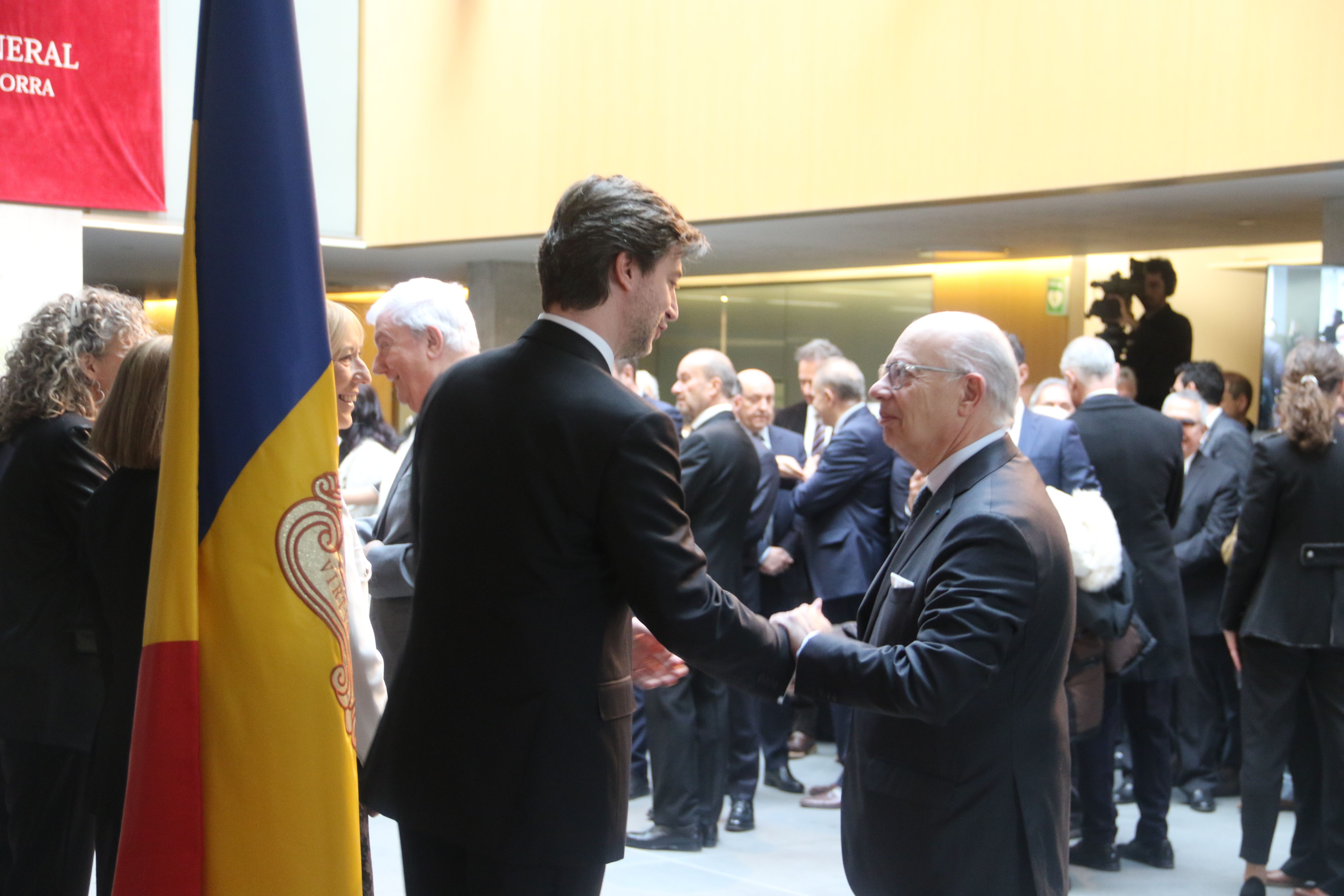 El síndic general saludant l'empresari Patrick Pérez. 