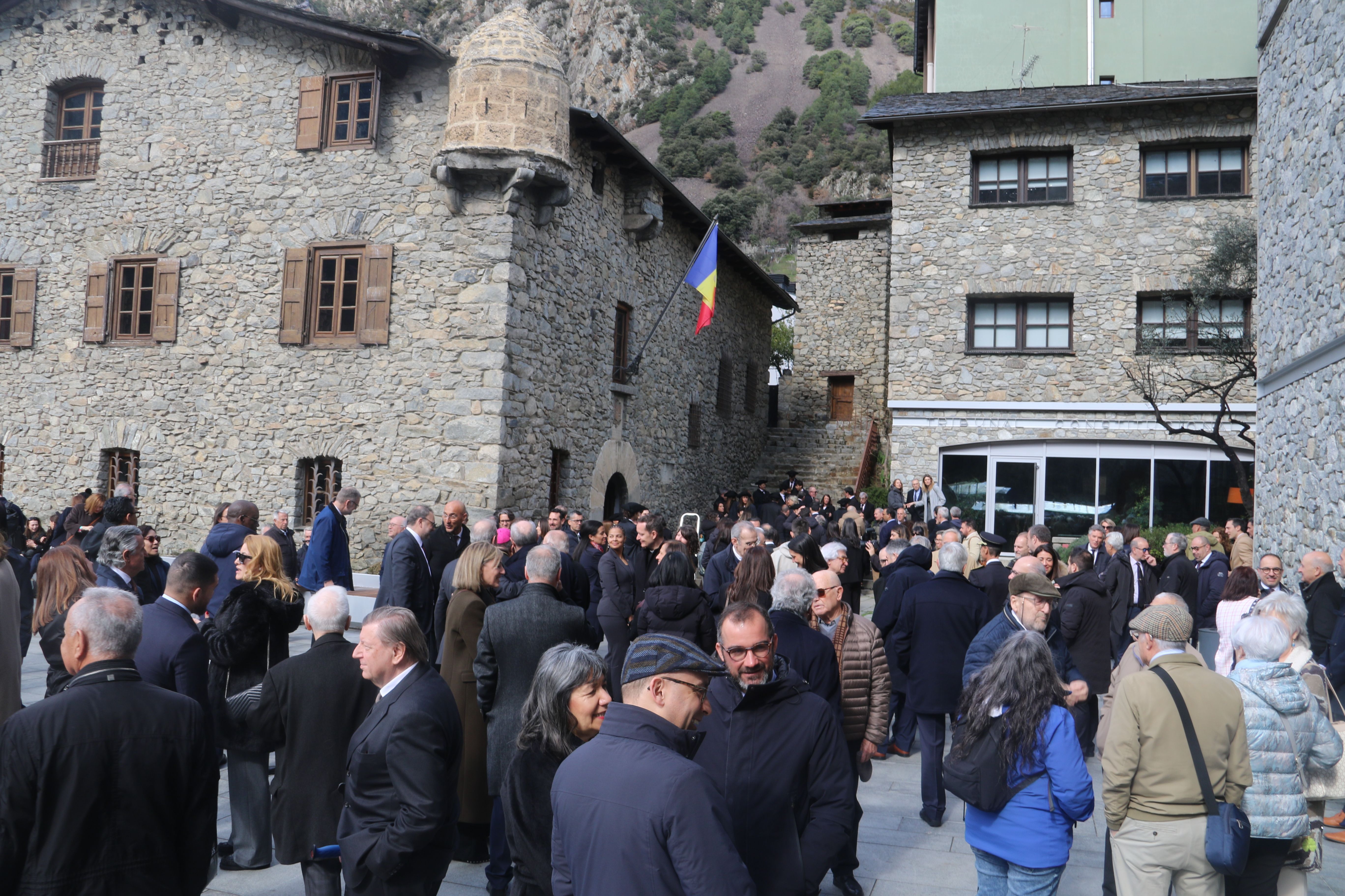 Assistens als actes a la plaça del Consell General. 