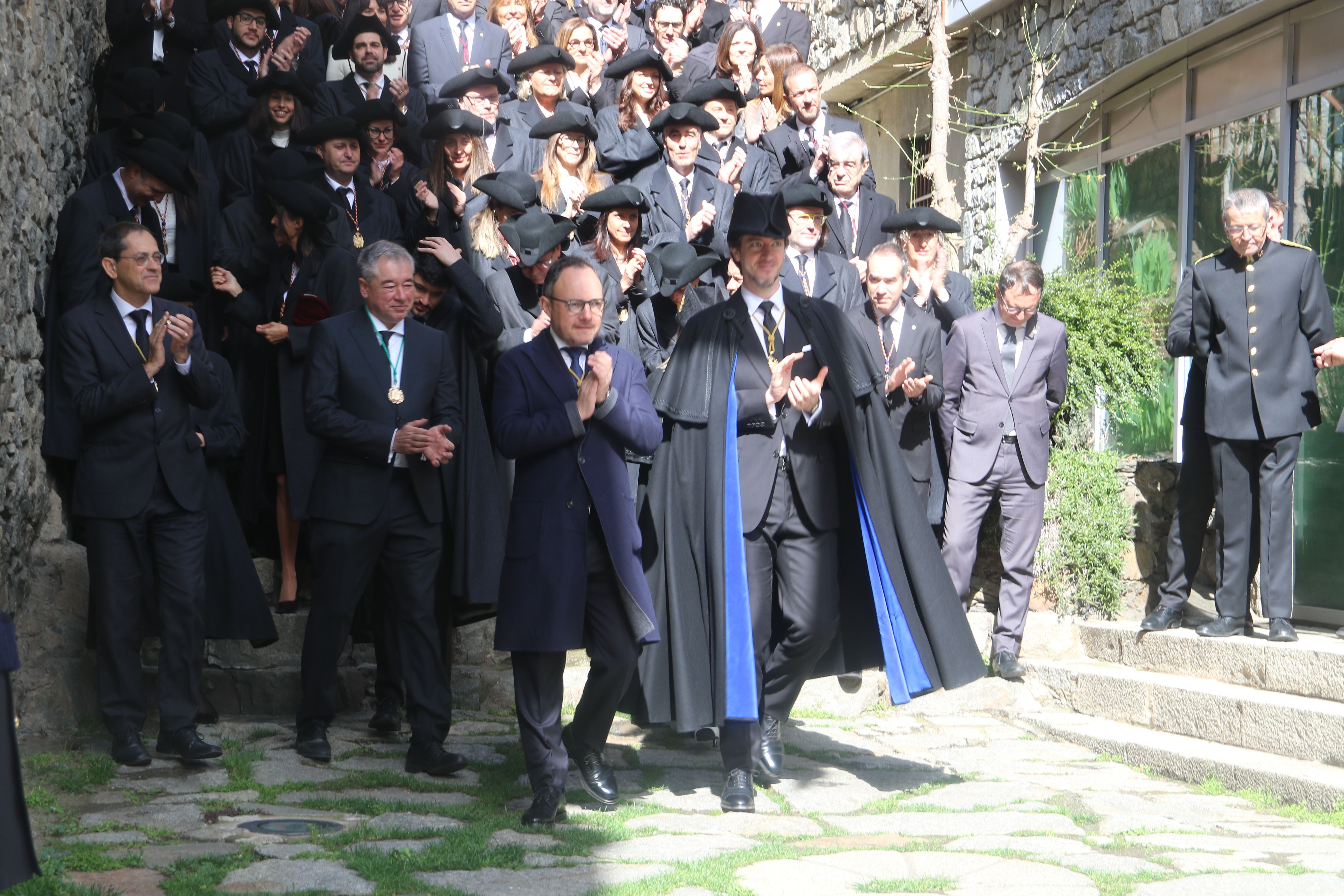 Espot i Ensenyat aplaudeixen en desfer-se la foto oficial. 