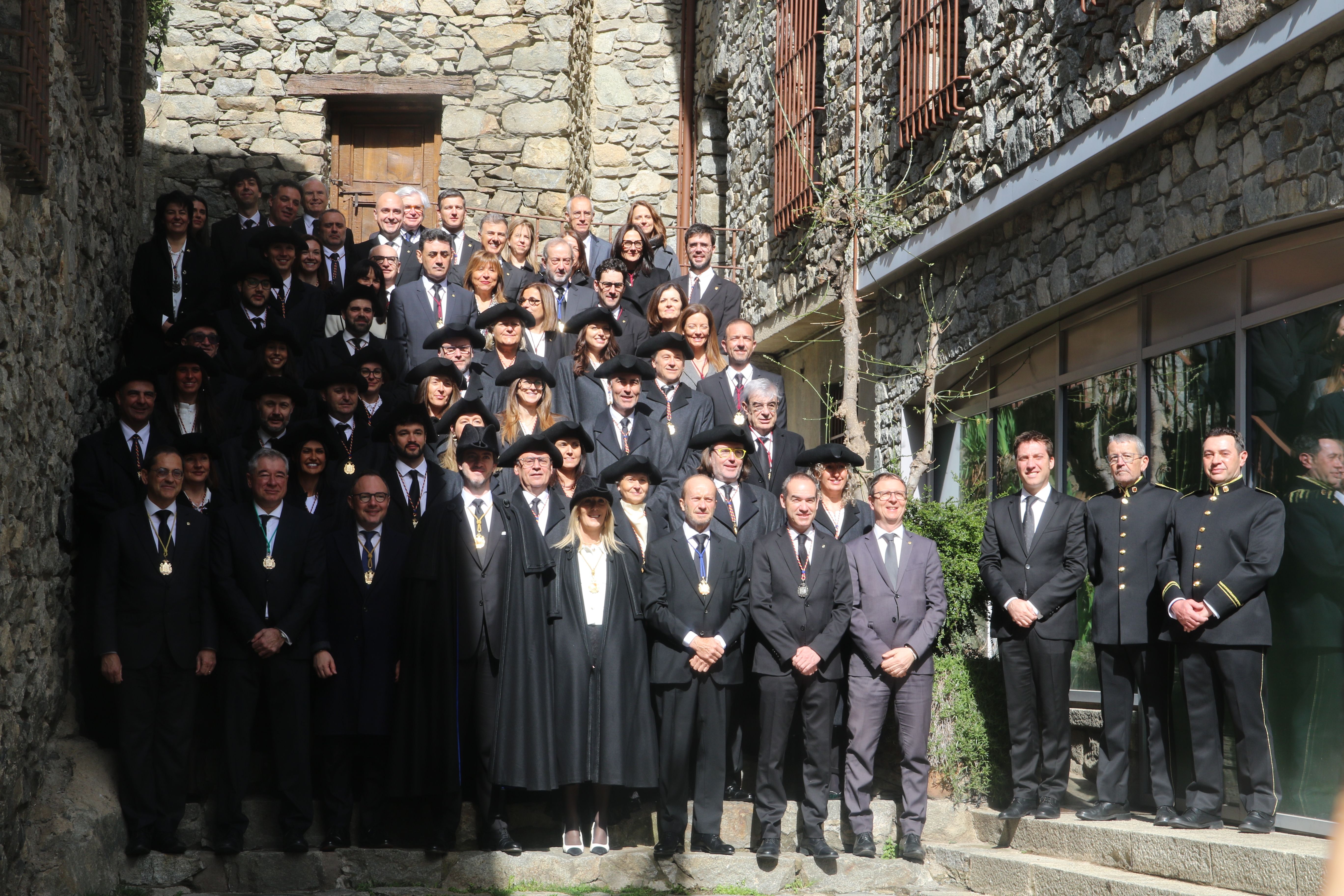 La tradicional foto a les escales de Casa de la Vall. 