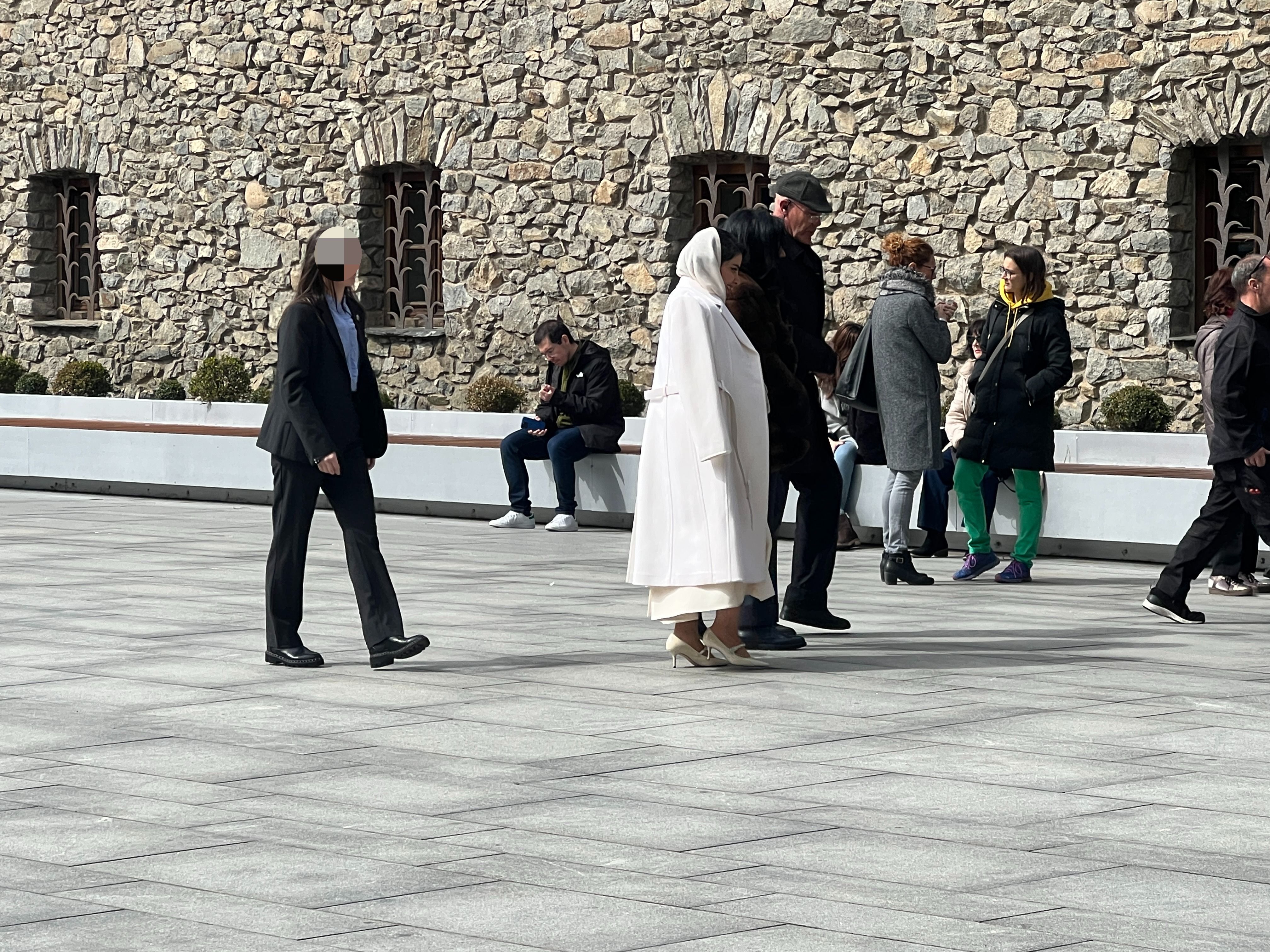 La princesa d'Aràbia a l'exterior de les seus parlamentàries. La princesa d'Aràbia a l'exterior de les seus parlamentàries.