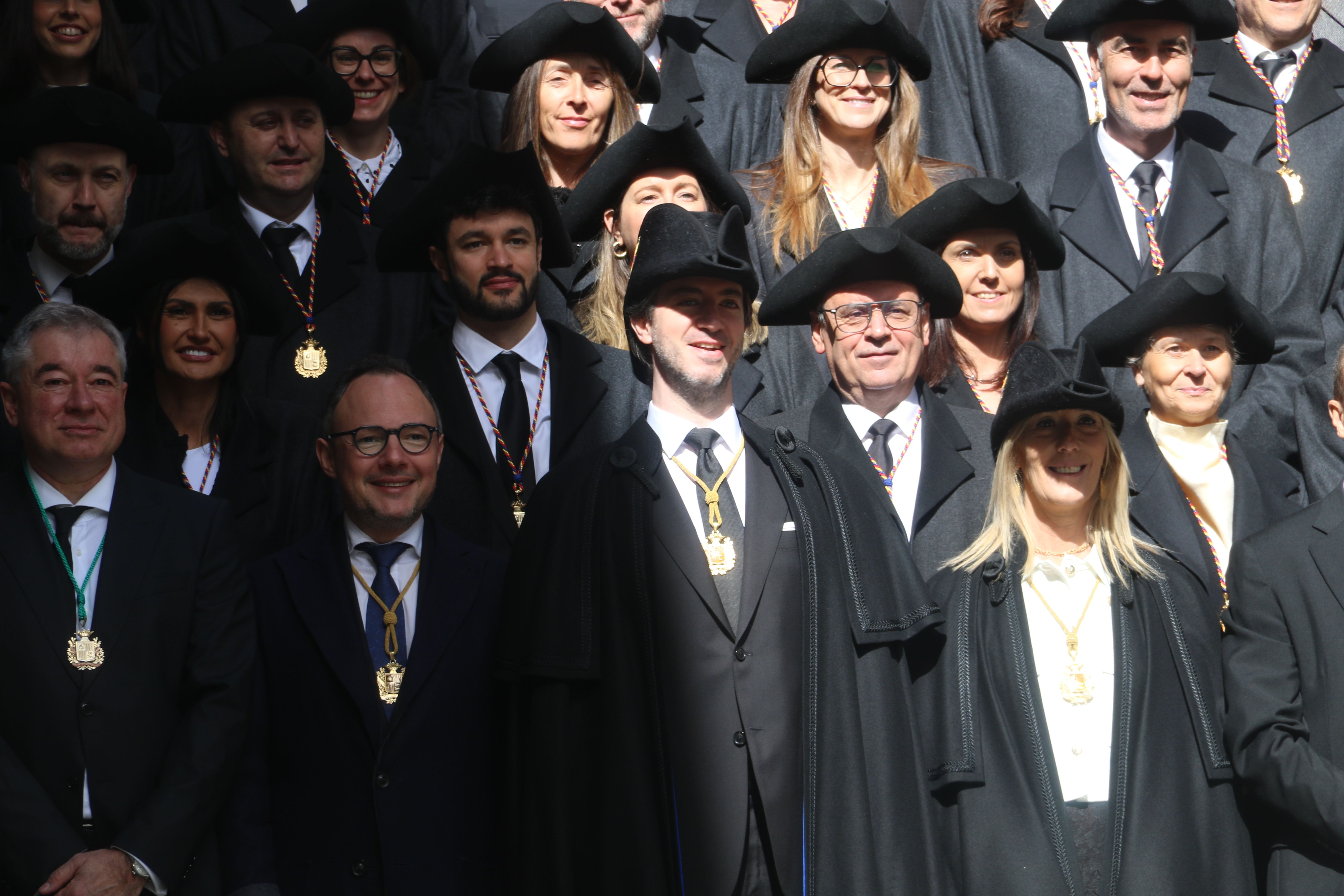 Els presidents de grup parlamentari amb el cap de Govern i els síndics en la tradicional foto de les escales.
