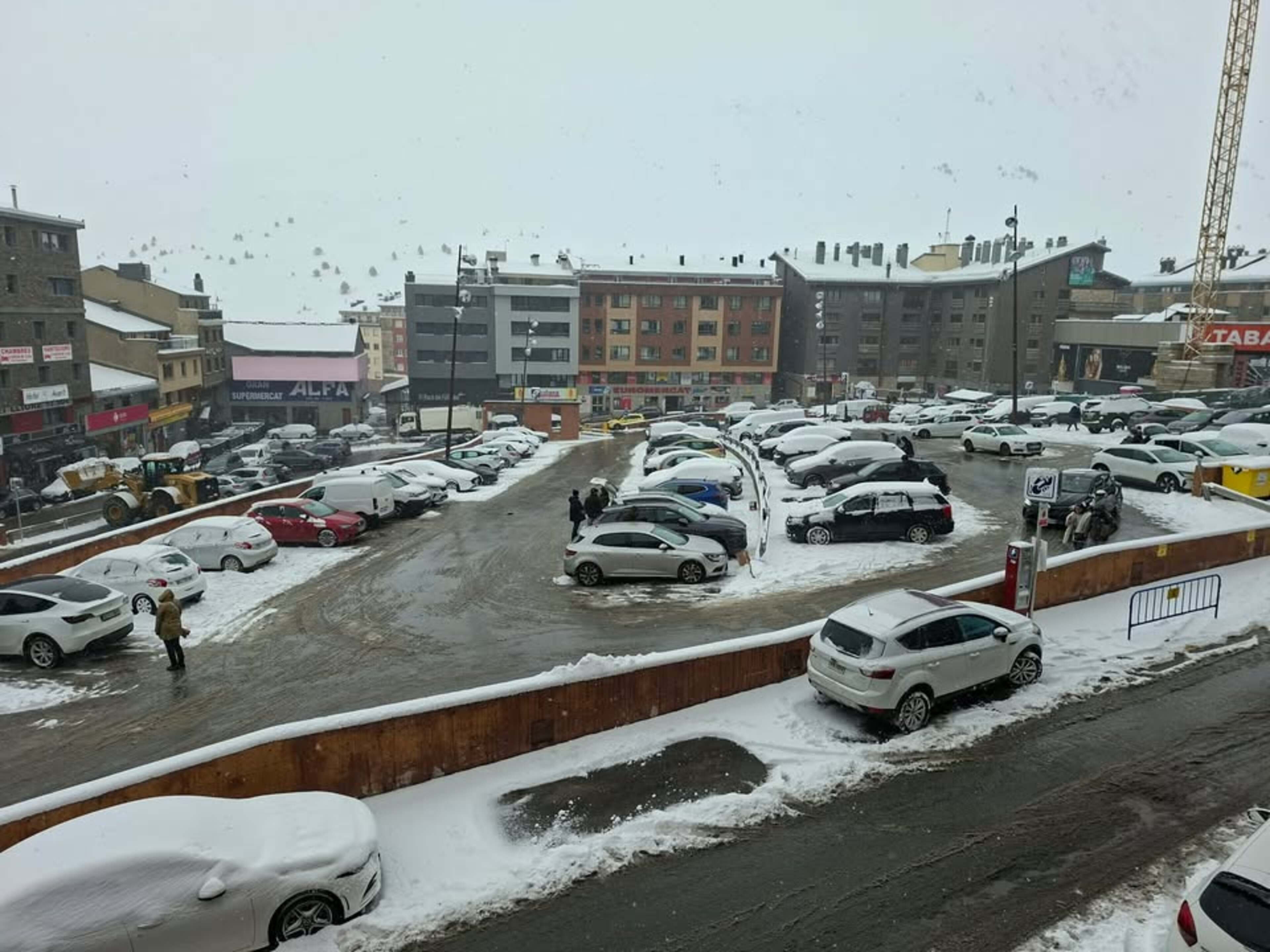 A primera del matí, al Pas hi havia més cotxes espanyols que francesos.