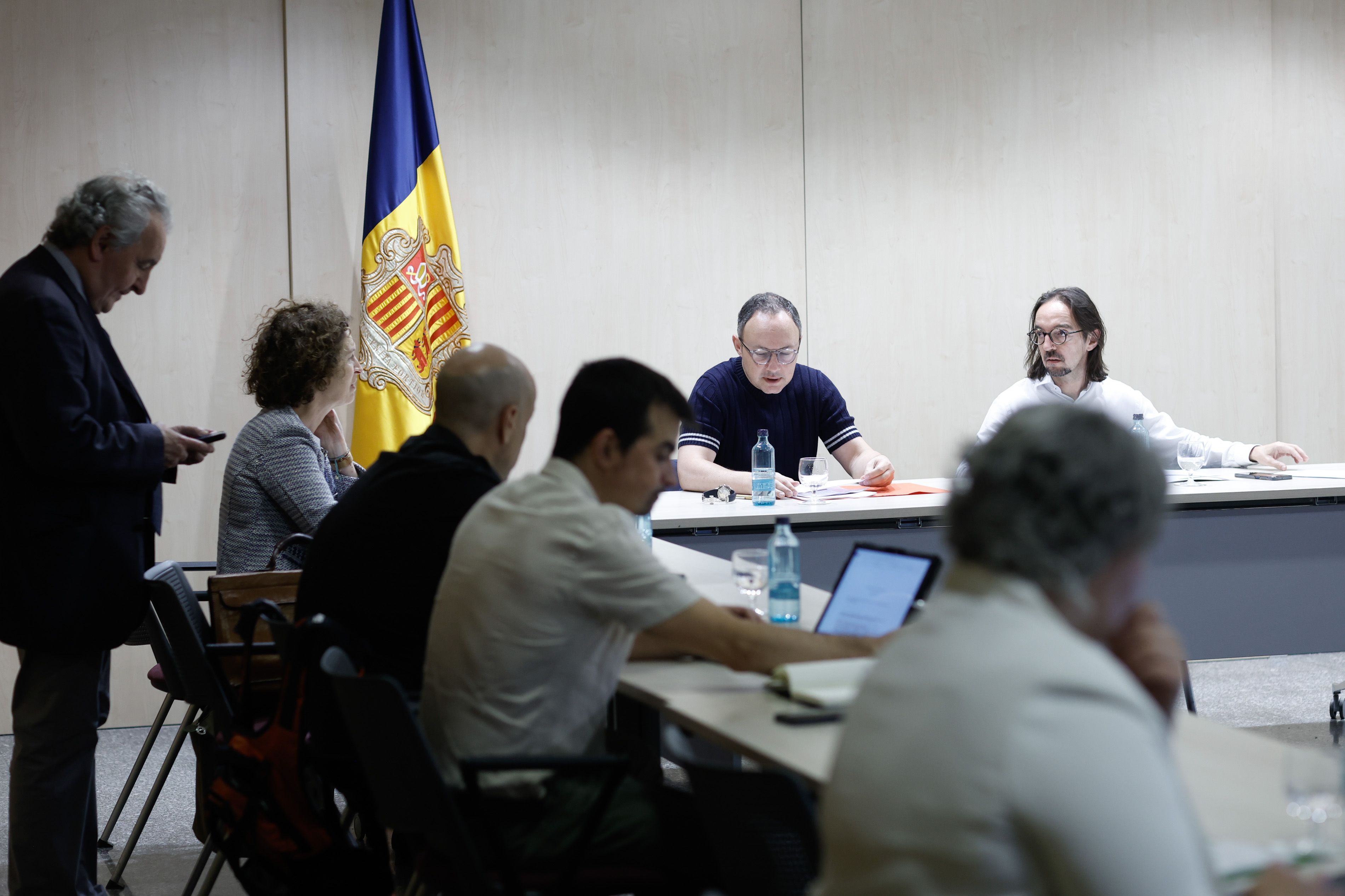 Jaume Bartumeu, a l'esquerra, consultant el mòbil, just abans de les múltiples reunions del pacte d'Estat en què ha assistit.