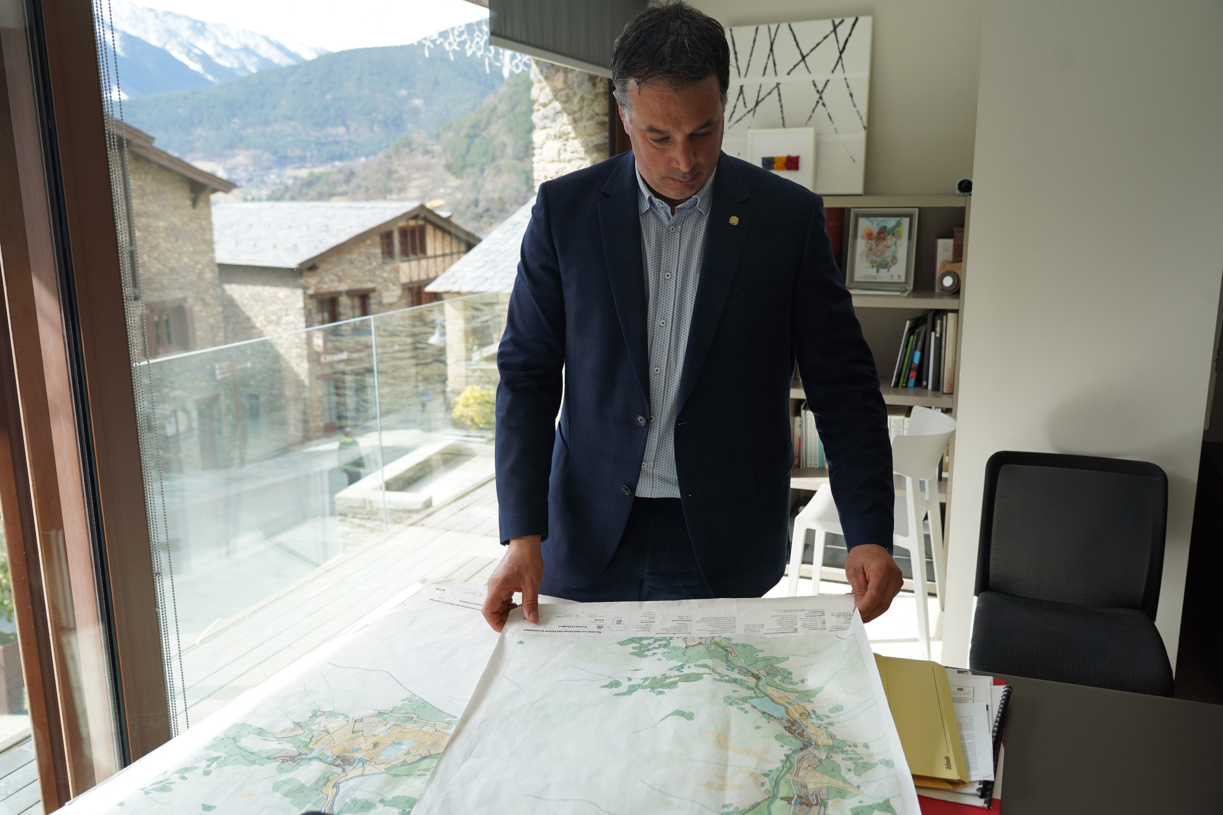 Eduard Betriu consultant documentació del pla d'urbanisme. // M. P.