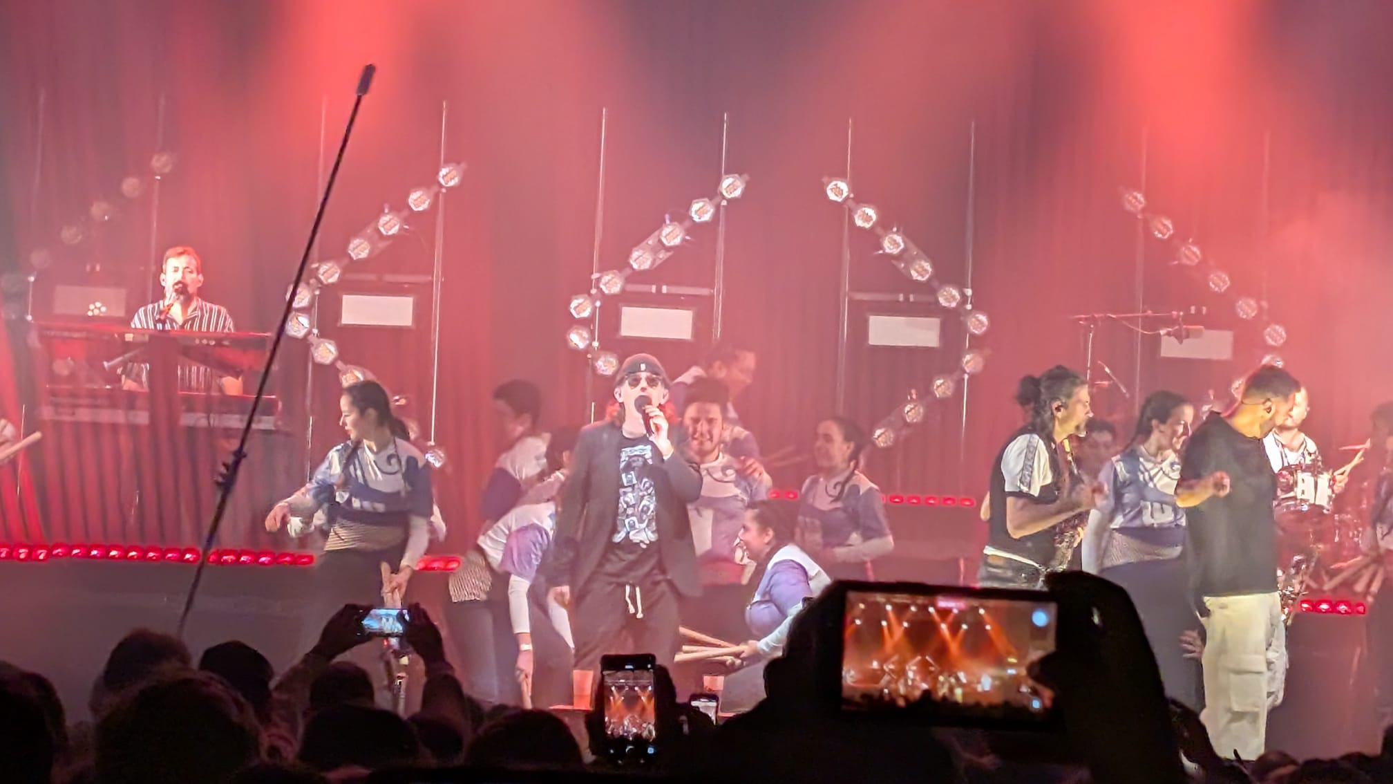 Els bastoners de Sant Julià rere el líder dels Buhos en plena interpretació d''Actitud'.